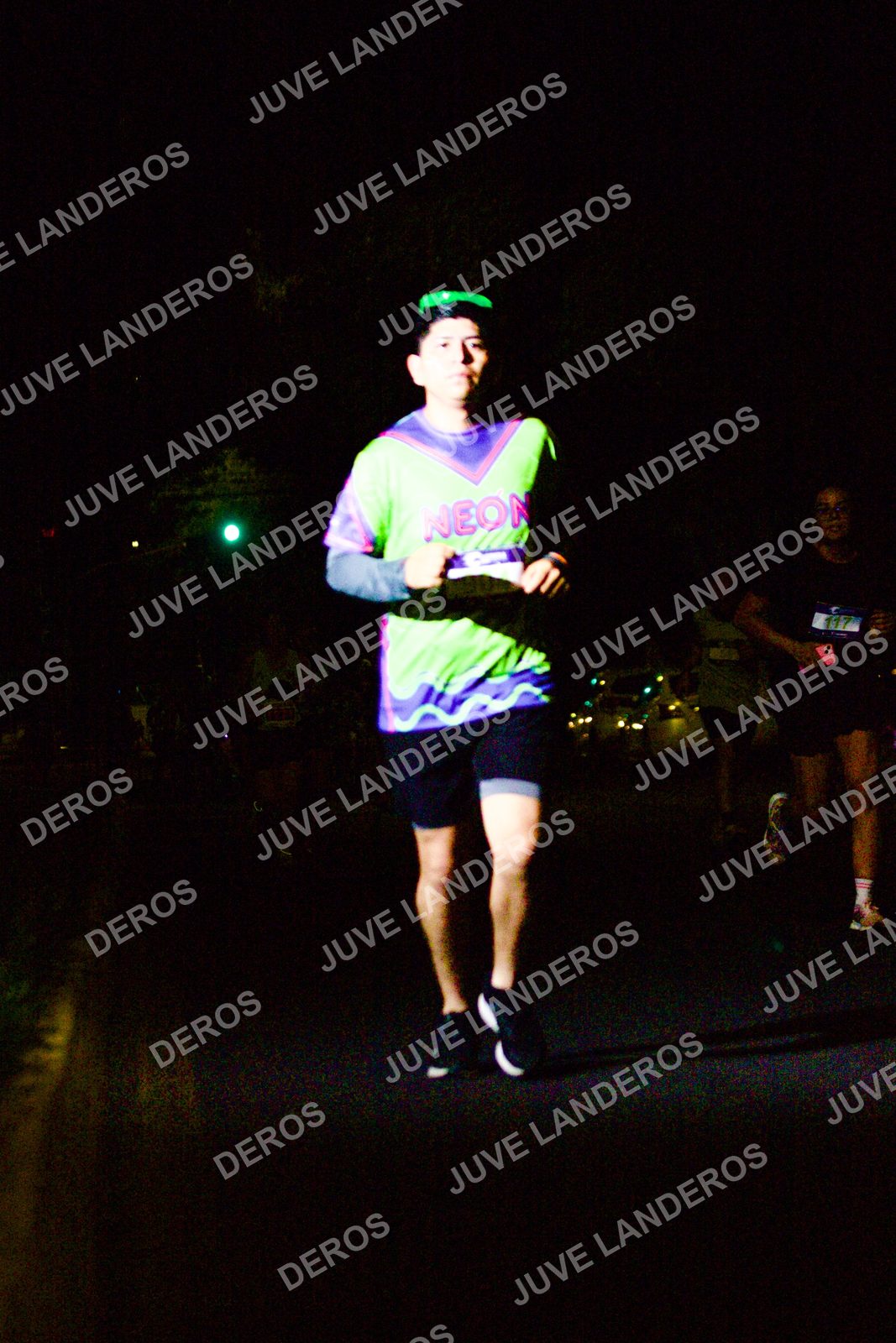 Foto de la Carrera Neón 2026 (Serial Corramos Zapopan) en Parque de las Niñas y los Niños, Blvd. Panamericano 430, Zapopan a las 20:12 · dorsal 117