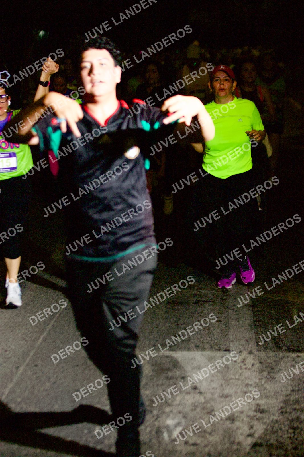 Foto de la Carrera Neón 2026 (Serial Corramos Zapopan) en Parque de las Niñas y los Niños, Blvd. Panamericano 430, Zapopan a las 20:32 · dorsal 15
