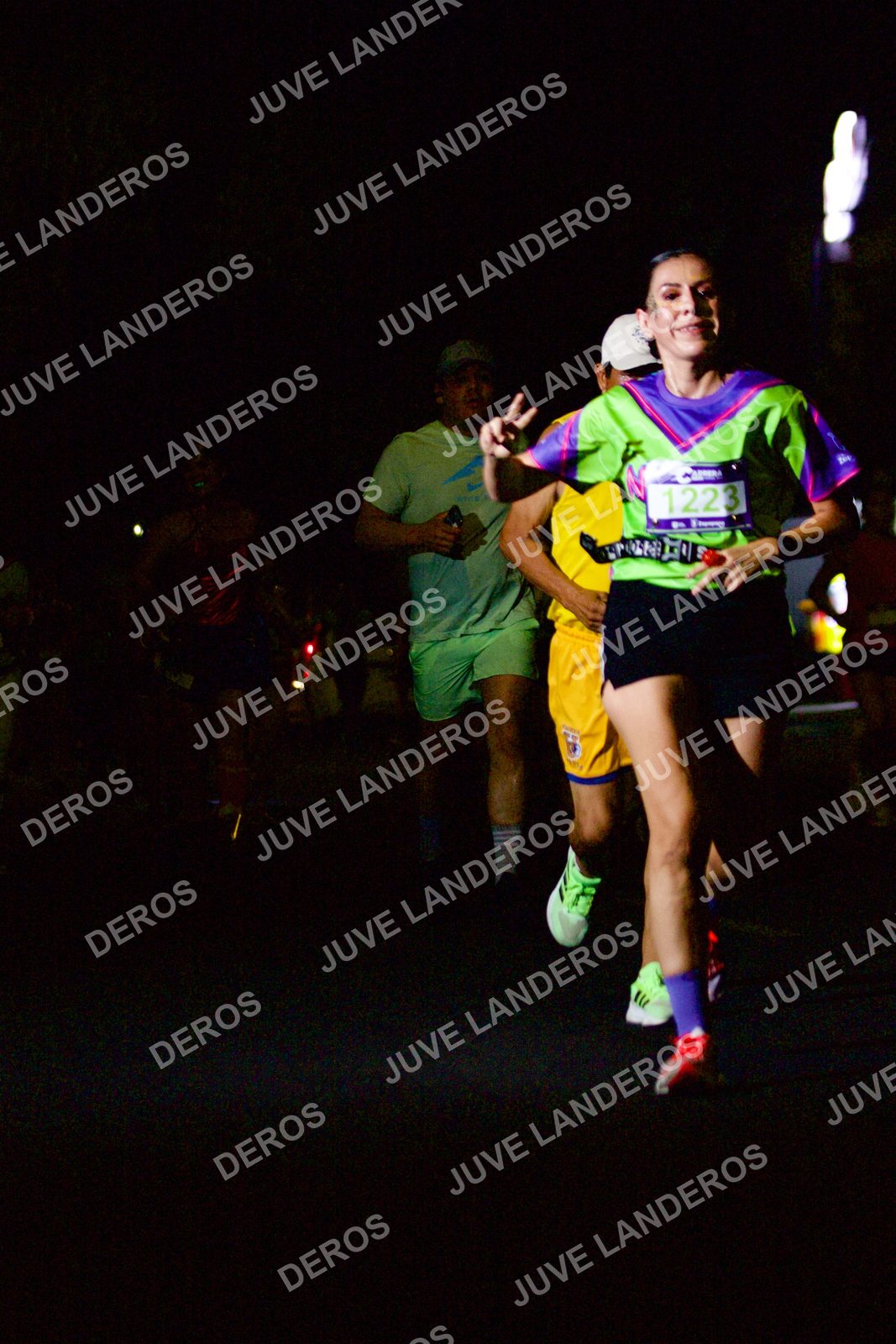 Foto de la Carrera Neón 2026 (Serial Corramos Zapopan) en Parque de las Niñas y los Niños, Blvd. Panamericano 430, Zapopan a las 20:12 · dorsal 1223