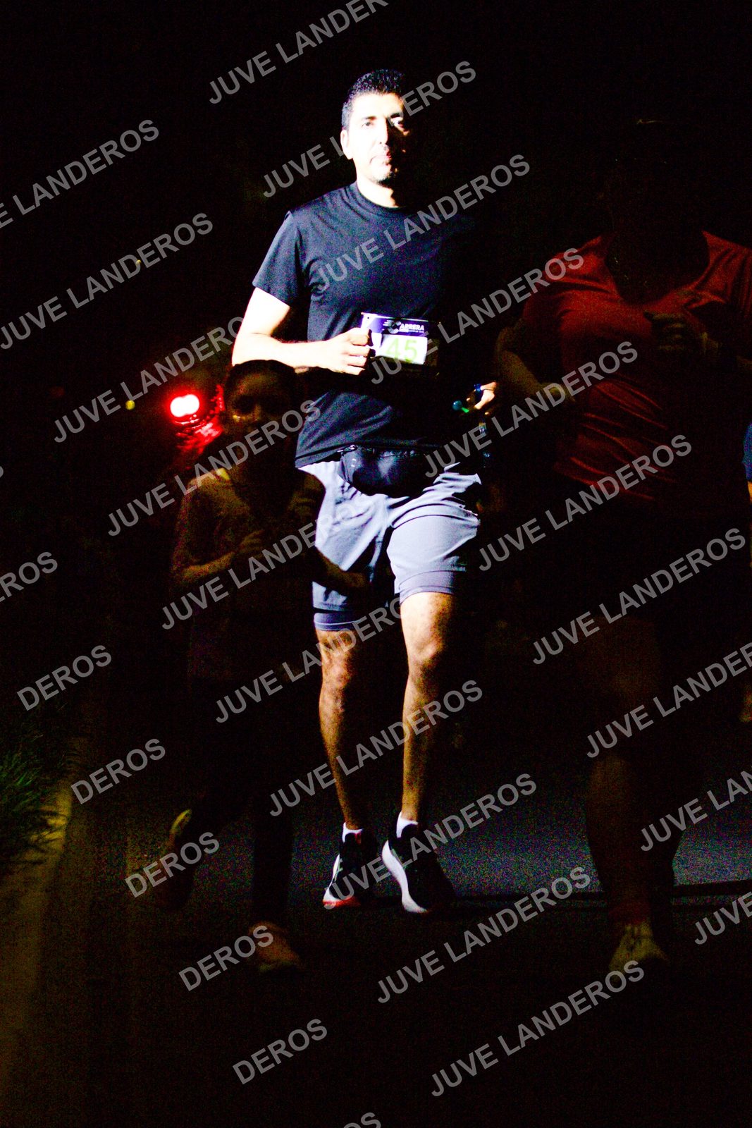 Foto de la Carrera Neón 2026 (Serial Corramos Zapopan) en Parque de las Niñas y los Niños, Blvd. Panamericano 430, Zapopan a las 20:16 · dorsal 45