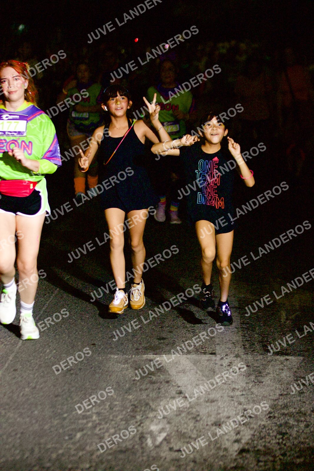 Foto de la Carrera Neón 2026 (Serial Corramos Zapopan) en Parque de las Niñas y los Niños, Blvd. Panamericano 430, Zapopan a las 20:32 · dorsal 177