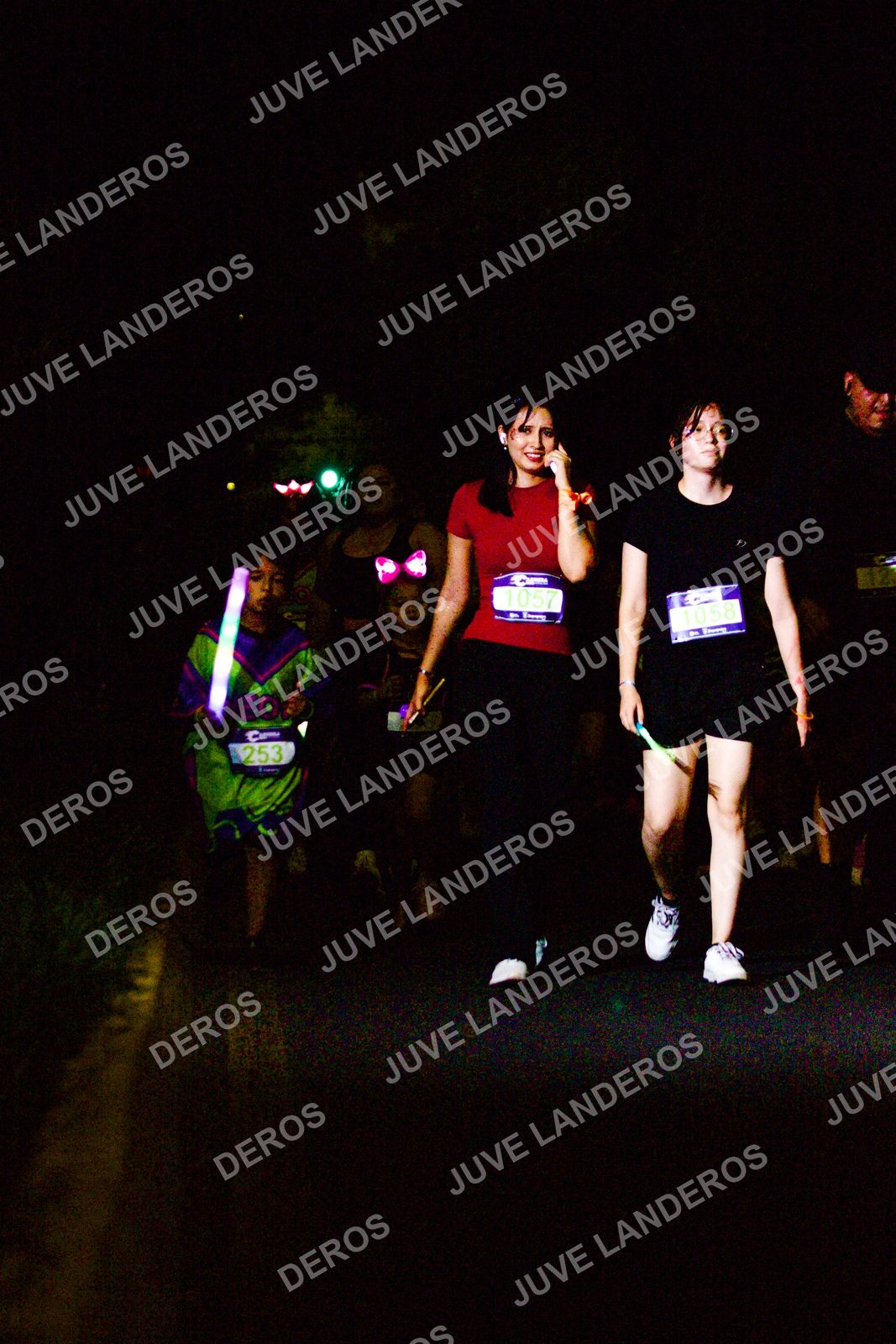 Foto de la Carrera Neón 2026 (Serial Corramos Zapopan) en Parque de las Niñas y los Niños, Blvd. Panamericano 430, Zapopan a las 20:21 · dorsal 253, 1057, 1058