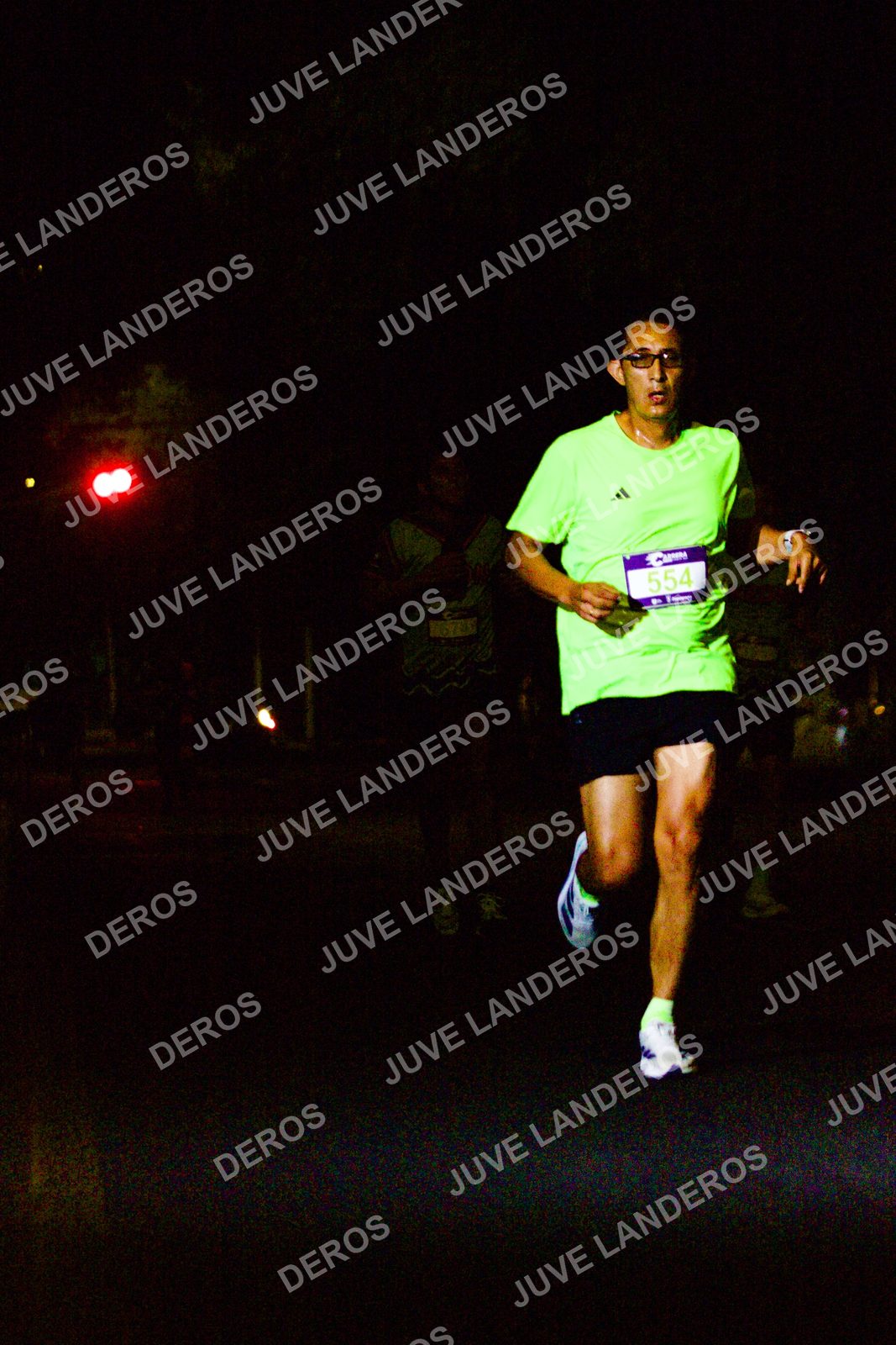 Foto de la Carrera Neón 2026 (Serial Corramos Zapopan) en Parque de las Niñas y los Niños, Blvd. Panamericano 430, Zapopan a las 20:09 · dorsal 554