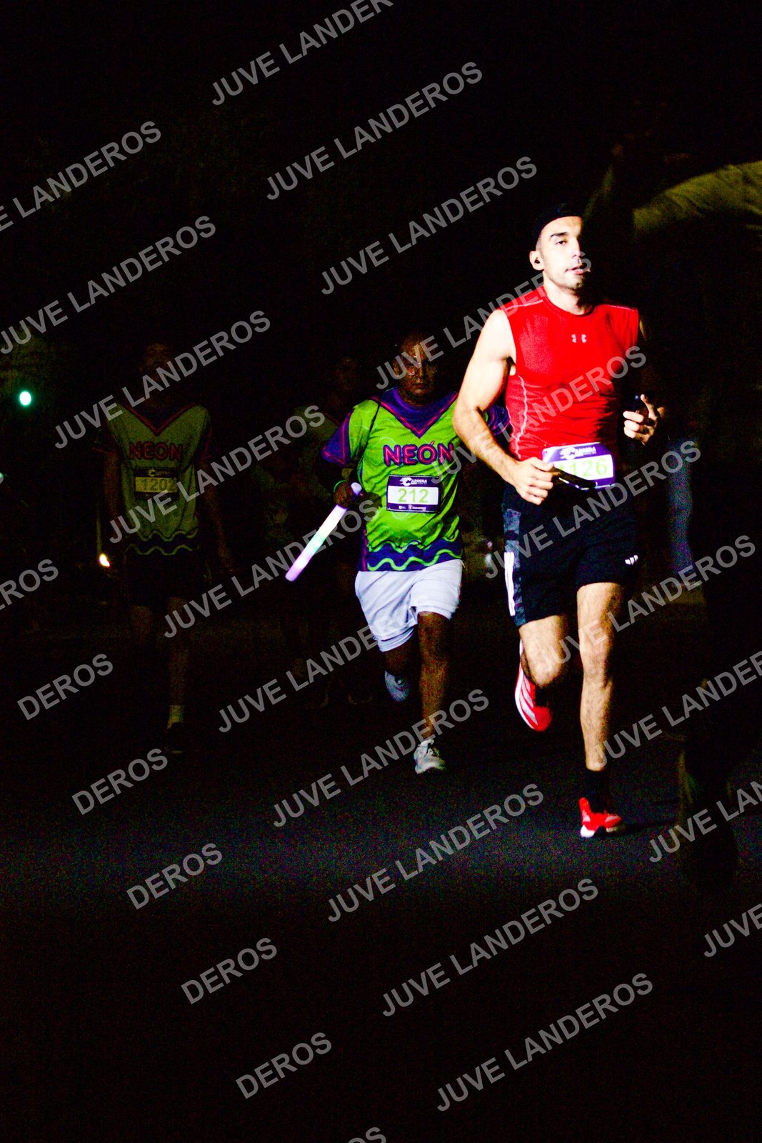 Foto de la Carrera Neón 2026 (Serial Corramos Zapopan) en Parque de las Niñas y los Niños, Blvd. Panamericano 430, Zapopan a las 20:12 · dorsal 212, 126, 1202