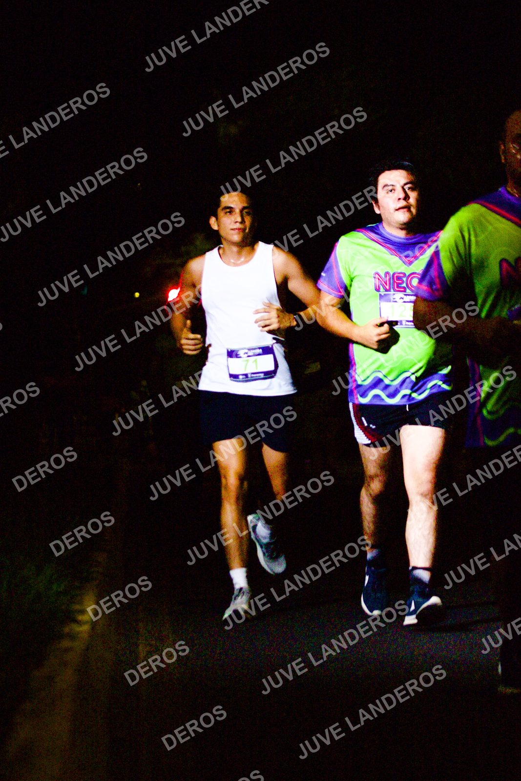 Foto de la Carrera Neón 2026 (Serial Corramos Zapopan) en Parque de las Niñas y los Niños, Blvd. Panamericano 430, Zapopan a las 20:12 · dorsal 71
