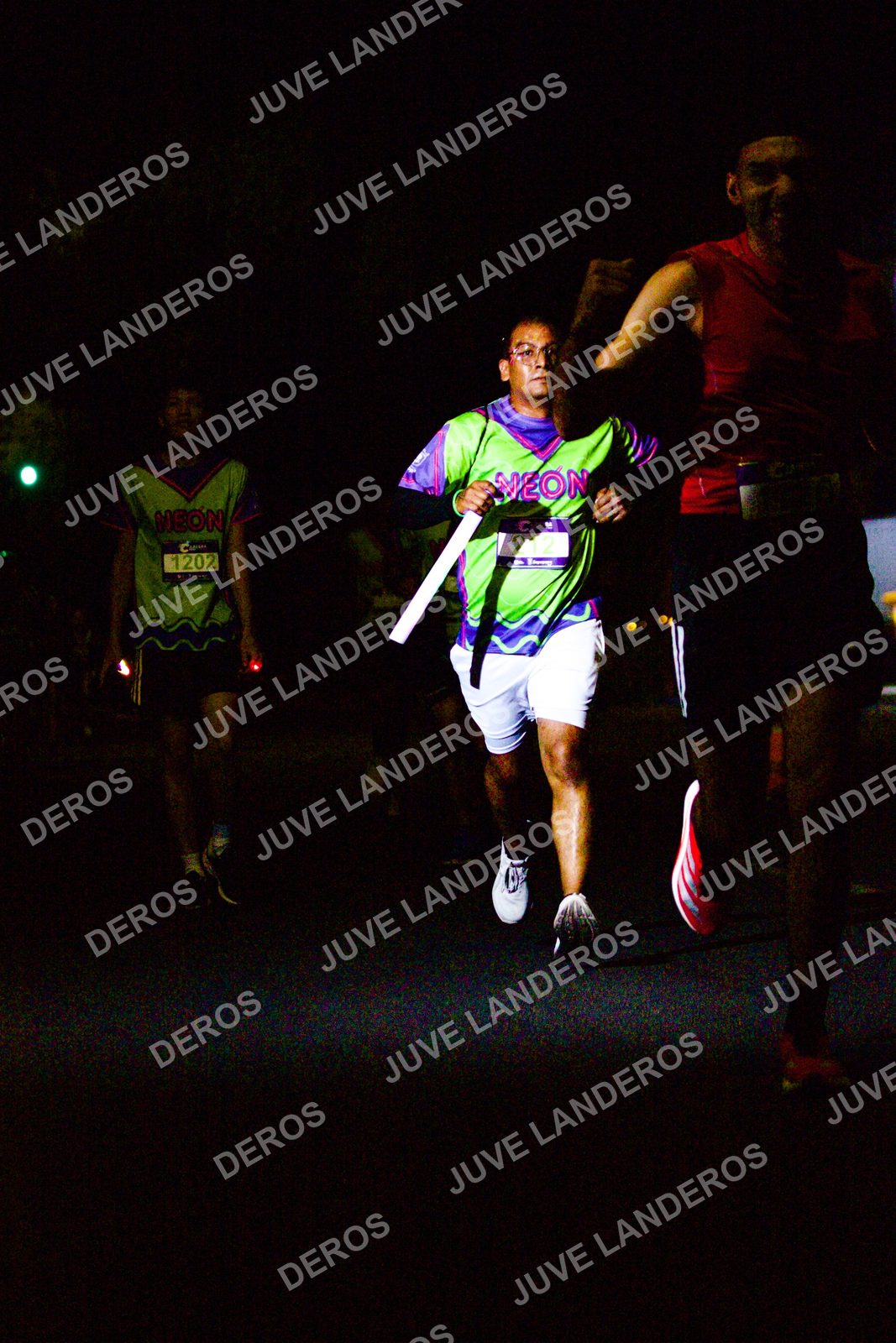 Foto de la Carrera Neón 2026 (Serial Corramos Zapopan) en Parque de las Niñas y los Niños, Blvd. Panamericano 430, Zapopan a las 20:12 · dorsal 1202, 212