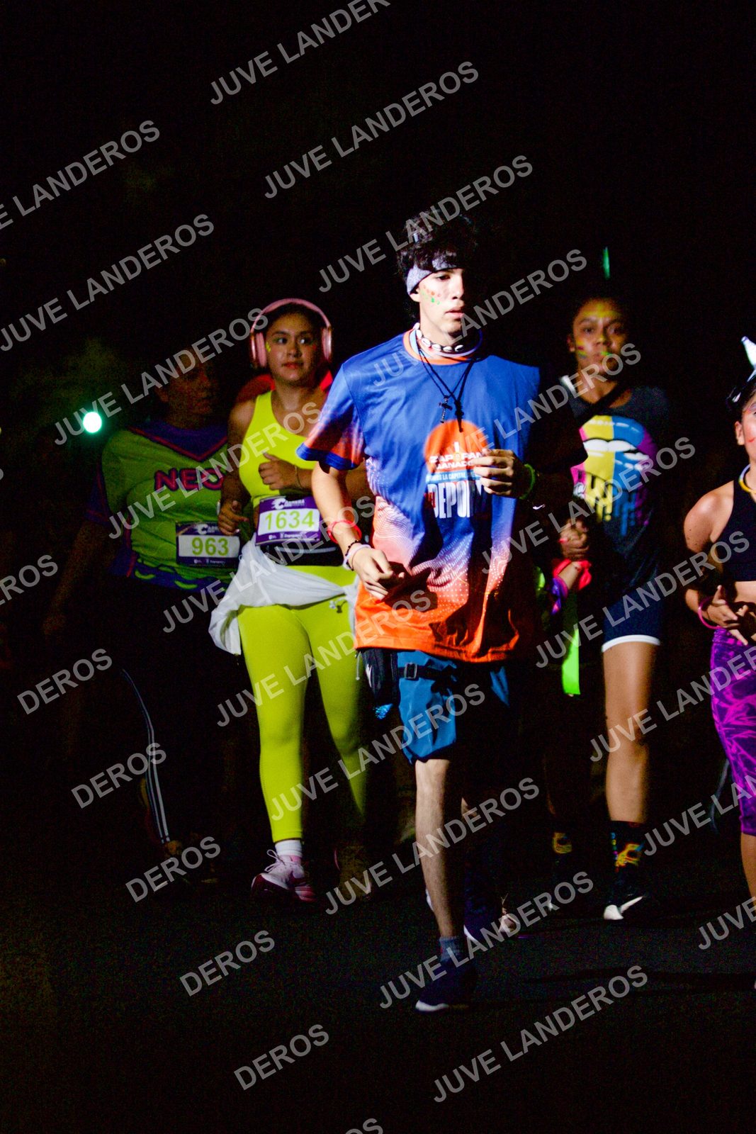 Foto de la Carrera Neón 2026 (Serial Corramos Zapopan) en Parque de las Niñas y los Niños, Blvd. Panamericano 430, Zapopan a las 20:19 · dorsal 963, 1634