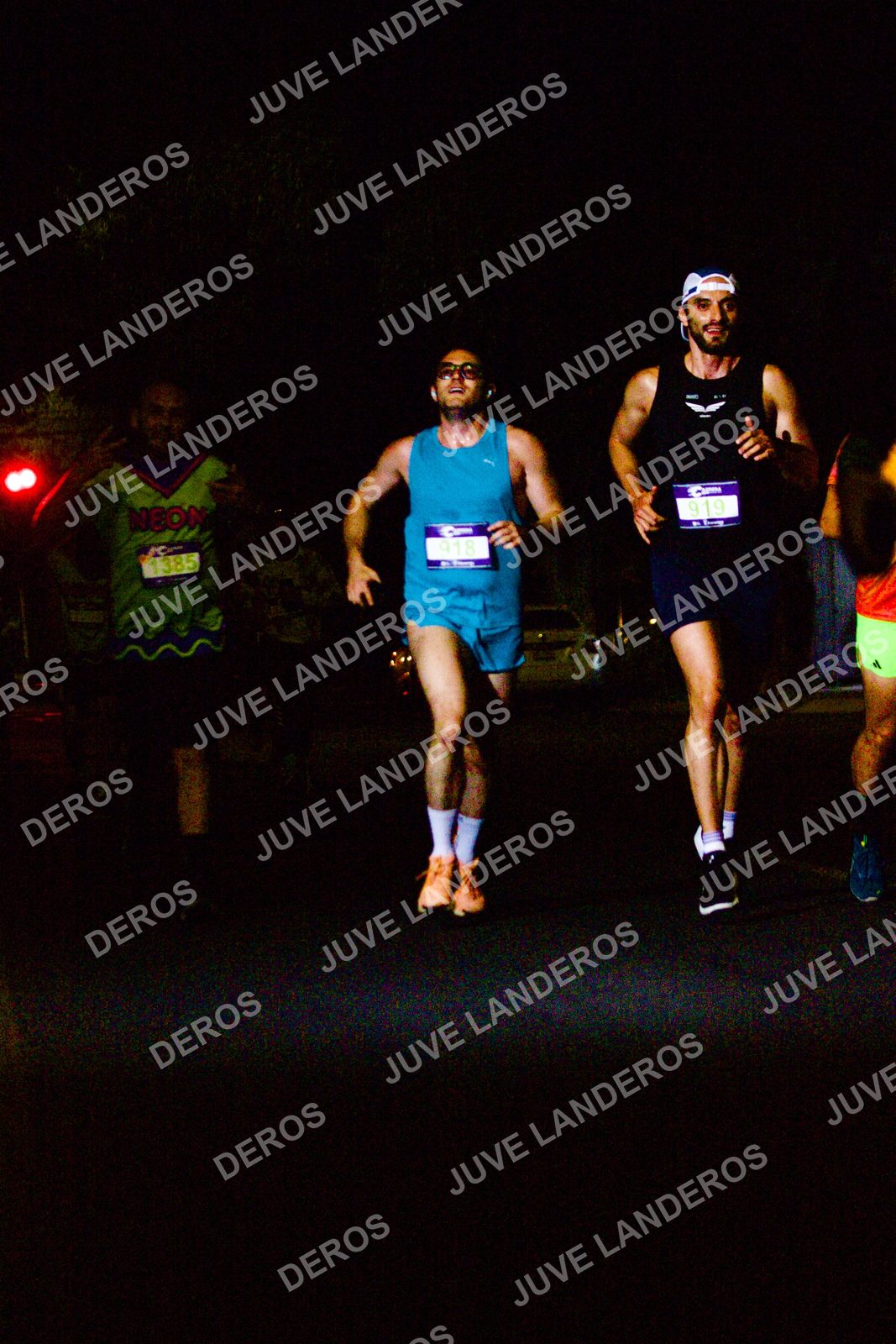 Foto de la Carrera Neón 2026 (Serial Corramos Zapopan) en Parque de las Niñas y los Niños, Blvd. Panamericano 430, Zapopan a las 20:11 · dorsal 1385, 918, 919