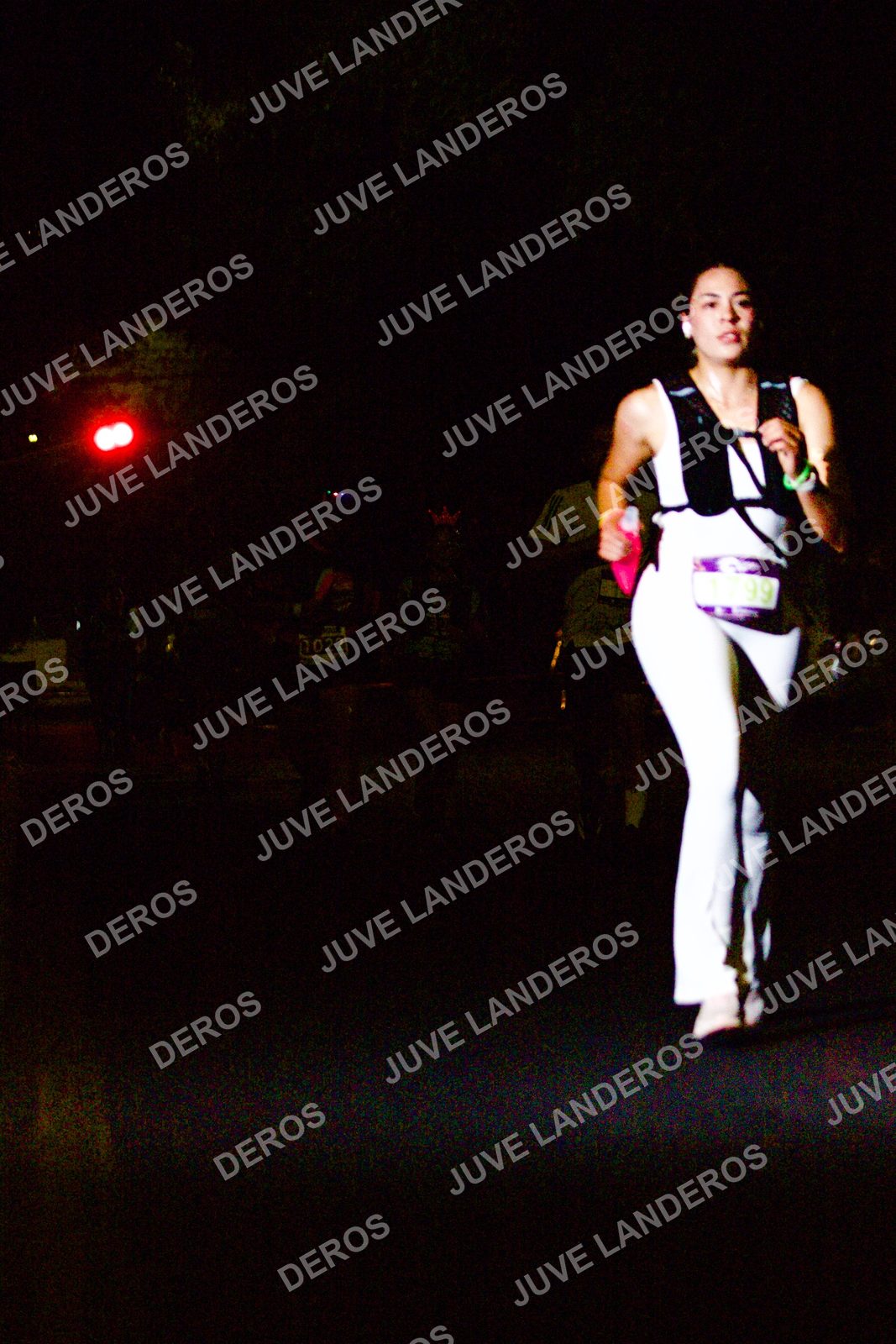 Foto de la Carrera Neón 2026 (Serial Corramos Zapopan) en Parque de las Niñas y los Niños, Blvd. Panamericano 430, Zapopan a las 20:11 · dorsal 1022