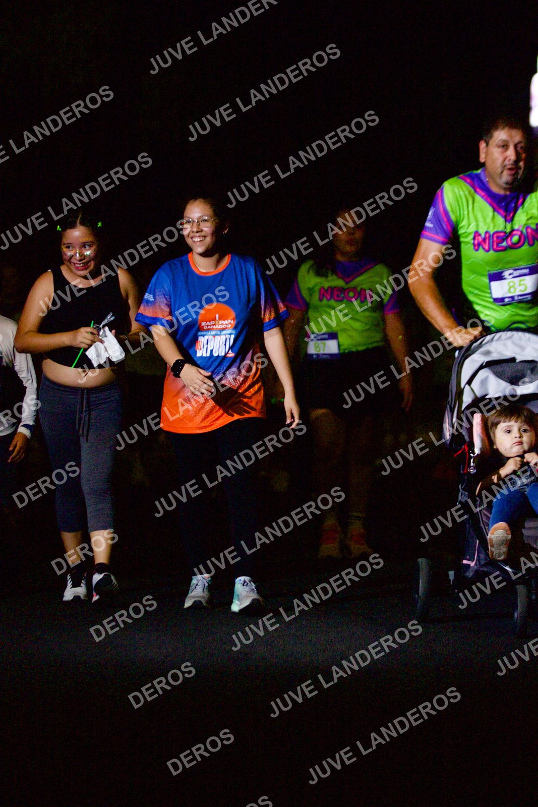 Foto de la Carrera Neón 2026 (Serial Corramos Zapopan) en Parque de las Niñas y los Niños, Blvd. Panamericano 430, Zapopan a las 20:21 · dorsal 85, 87