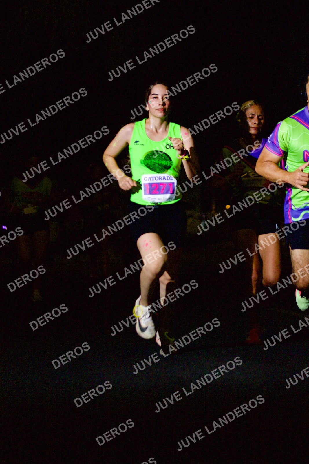 Foto de la Carrera Neón 2026 (Serial Corramos Zapopan) en Parque de las Niñas y los Niños, Blvd. Panamericano 430, Zapopan a las 20:12 · dorsal 1271