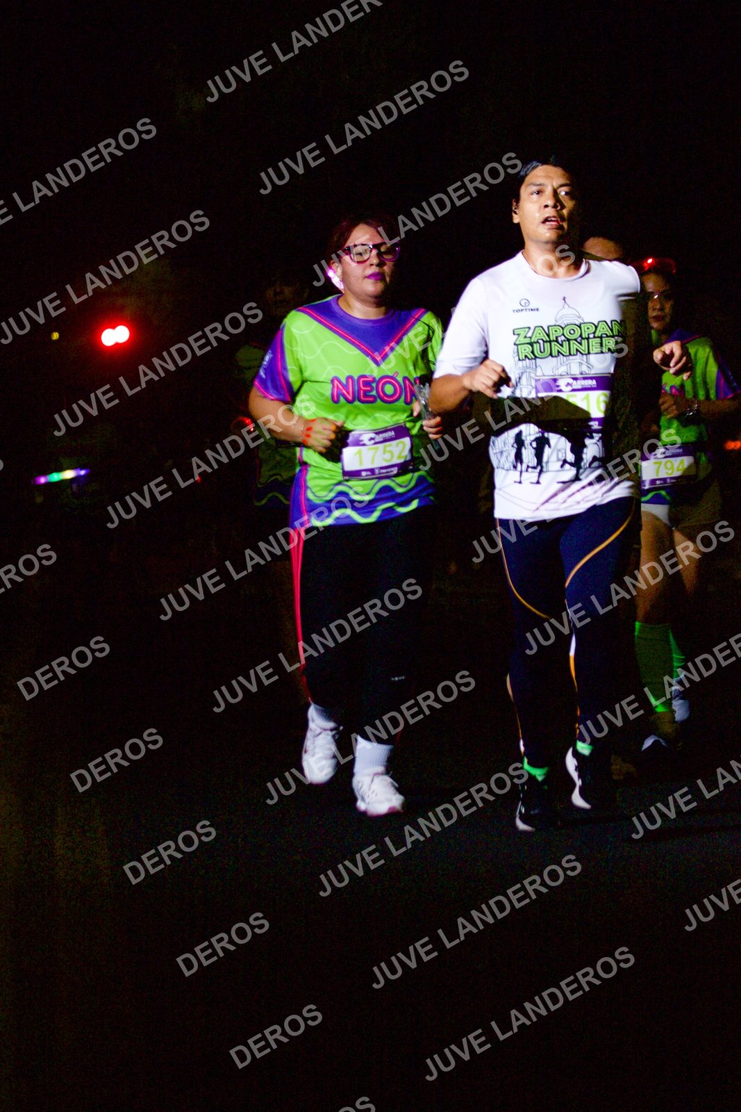 Foto de la Carrera Neón 2026 (Serial Corramos Zapopan) en Parque de las Niñas y los Niños, Blvd. Panamericano 430, Zapopan a las 20:15 · dorsal 1752, 794, 16