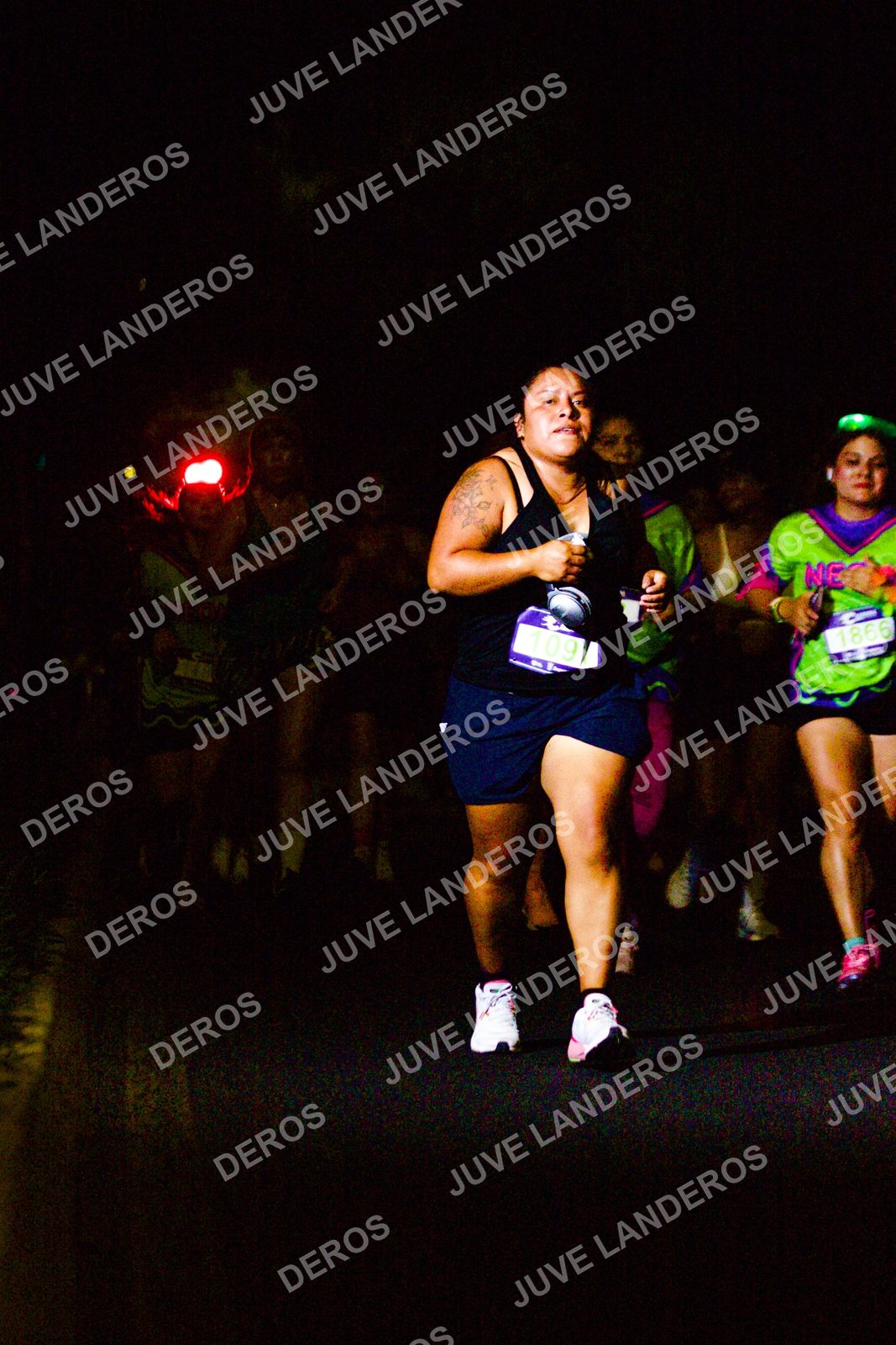 Foto de la Carrera Neón 2026 (Serial Corramos Zapopan) en Parque de las Niñas y los Niños, Blvd. Panamericano 430, Zapopan a las 20:18 · dorsal 1866, 1091