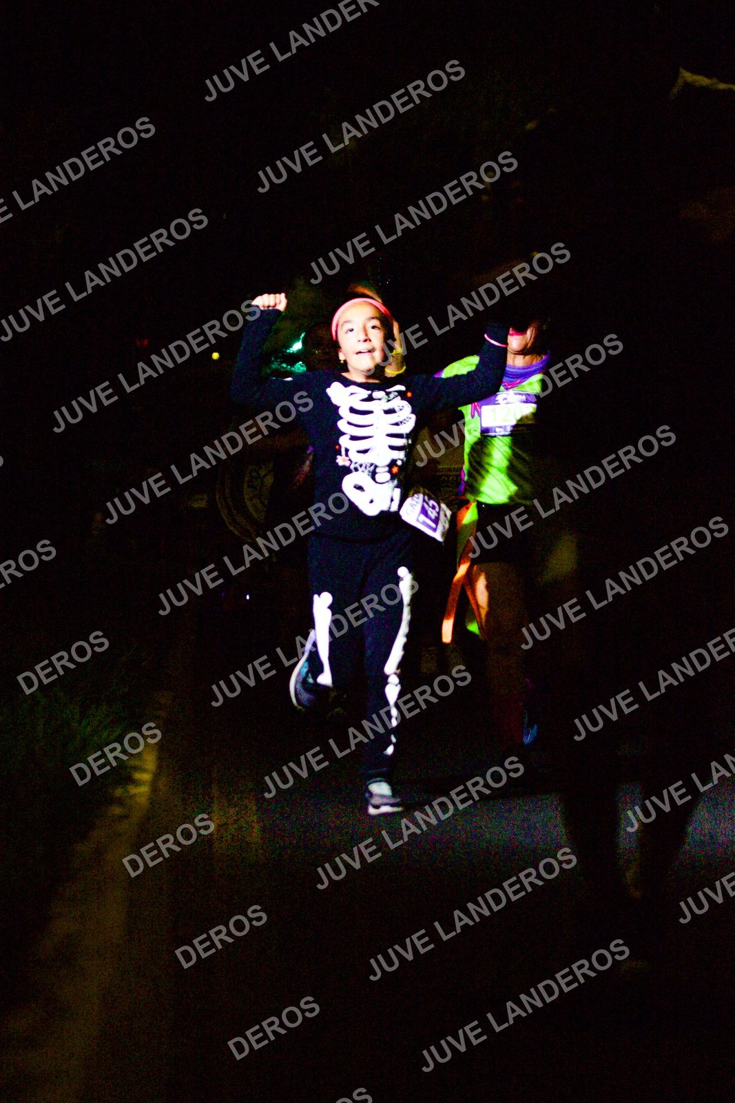 Foto de la Carrera Neón 2026 (Serial Corramos Zapopan) en Parque de las Niñas y los Niños, Blvd. Panamericano 430, Zapopan a las 20:16 · dorsal 145