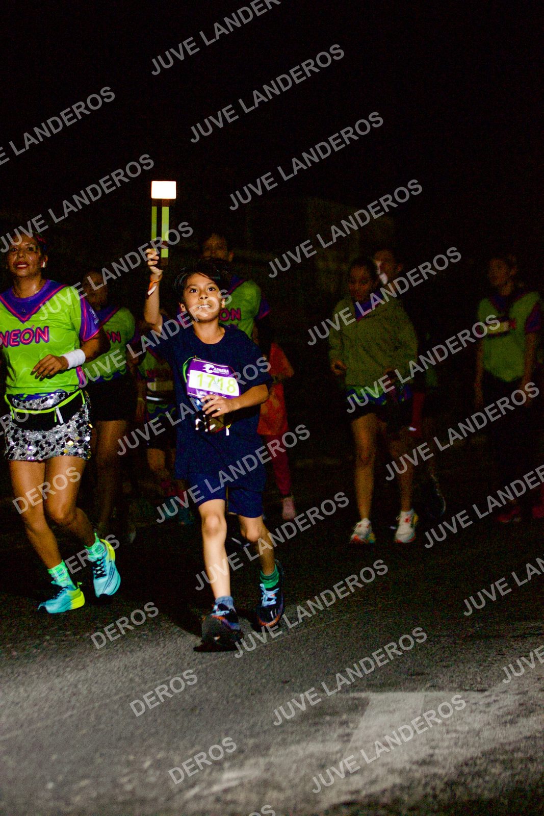 Foto de la Carrera Neón 2026 (Serial Corramos Zapopan) en Parque de las Niñas y los Niños, Blvd. Panamericano 430, Zapopan a las 20:31 · dorsal 1718
