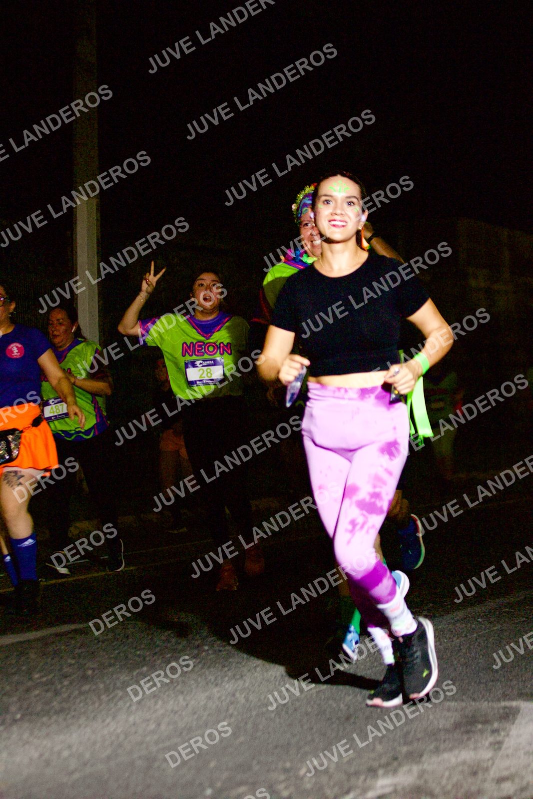 Foto de la Carrera Neón 2026 (Serial Corramos Zapopan) en Parque de las Niñas y los Niños, Blvd. Panamericano 430, Zapopan a las 20:31 · dorsal 28, 487