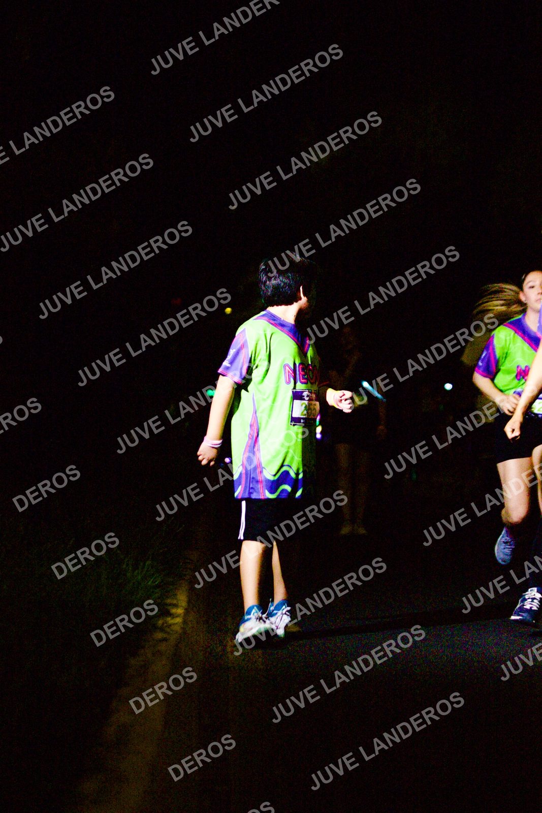 Foto de la Carrera Neón 2026 (Serial Corramos Zapopan) en Parque de las Niñas y los Niños, Blvd. Panamericano 430, Zapopan a las 20:21 · dorsal 255