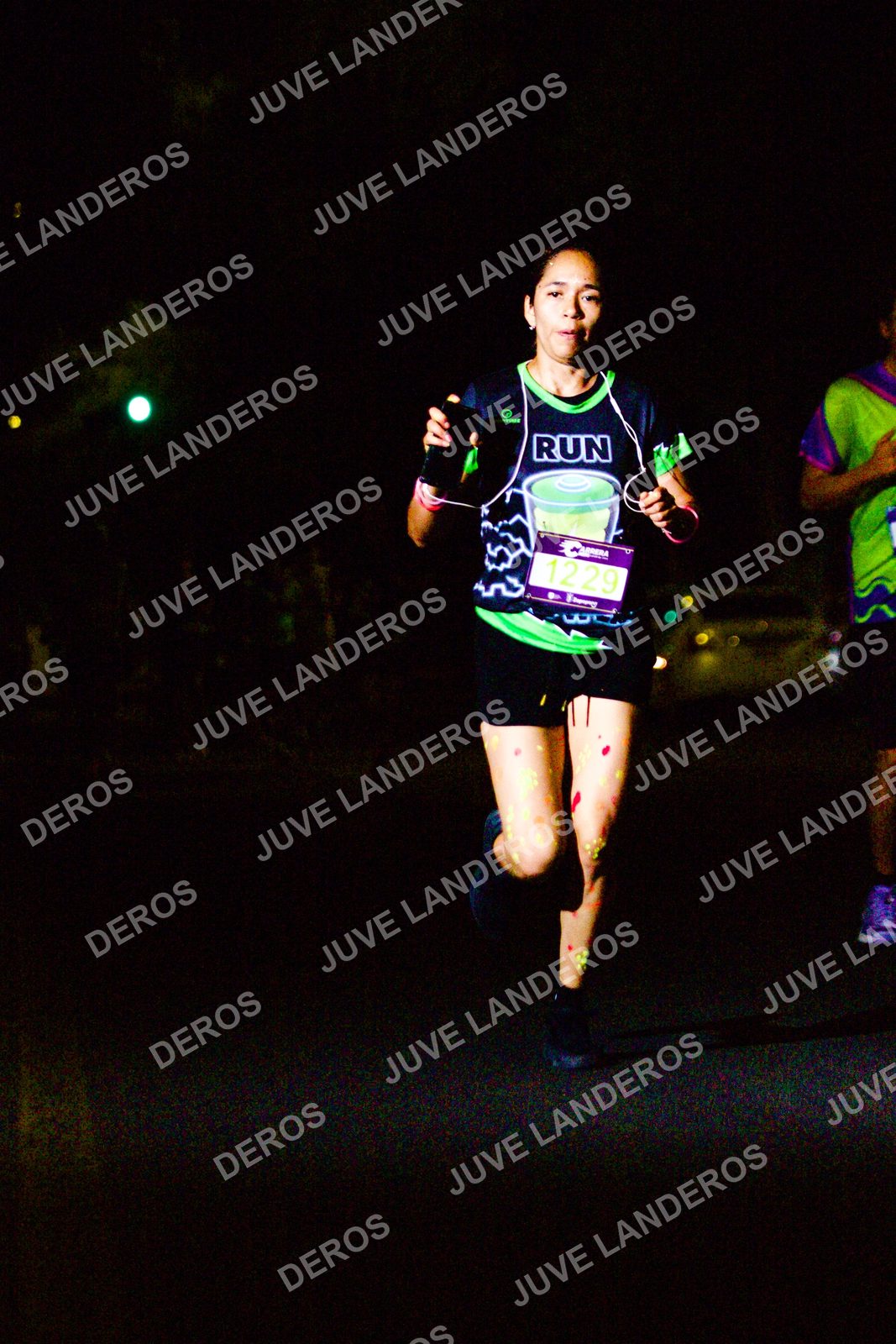 Foto de la Carrera Neón 2026 (Serial Corramos Zapopan) en Parque de las Niñas y los Niños, Blvd. Panamericano 430, Zapopan a las 20:10 · dorsal 1229