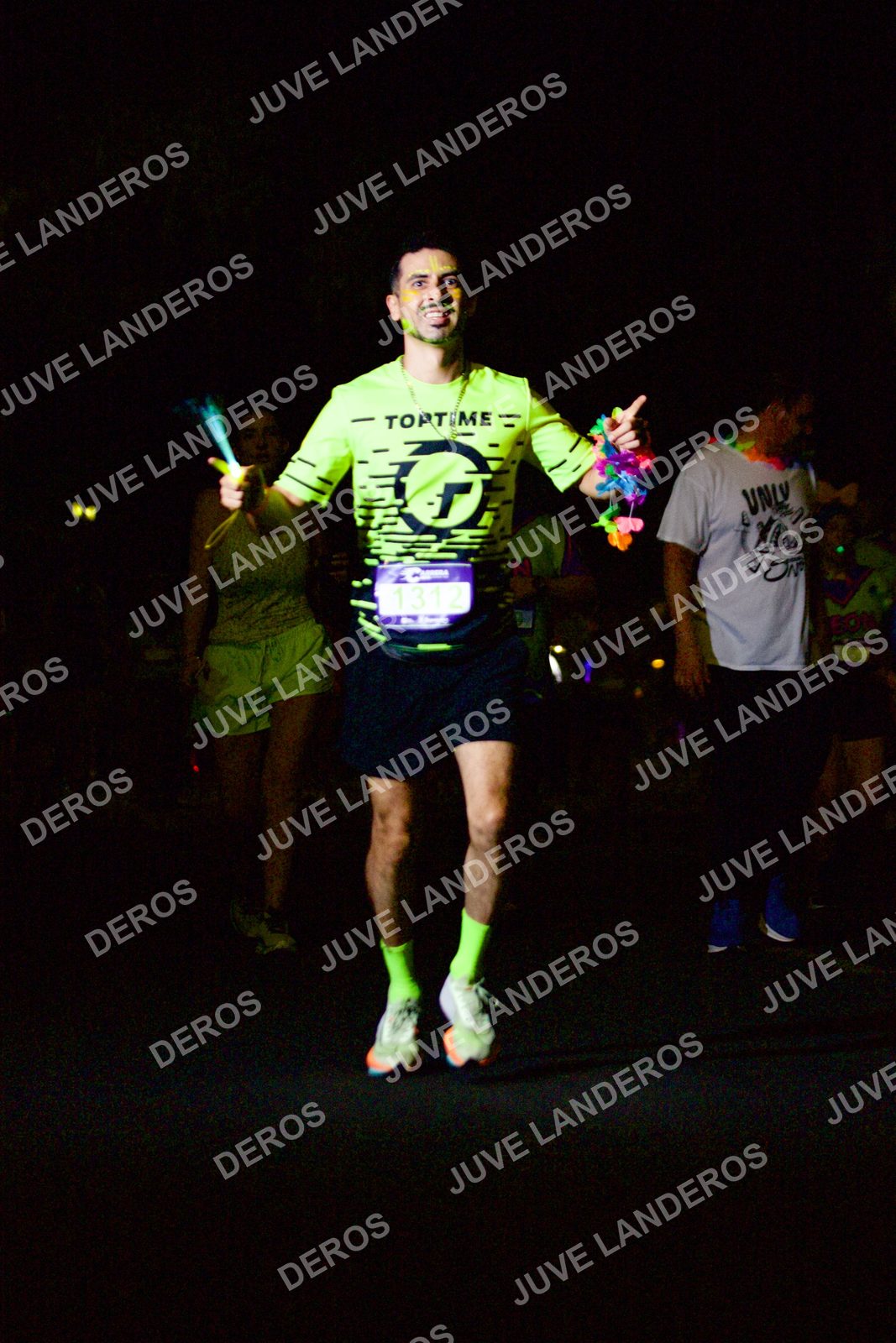 Foto de la Carrera Neón 2026 (Serial Corramos Zapopan) en Parque de las Niñas y los Niños, Blvd. Panamericano 430, Zapopan a las 20:23 · dorsal 1312