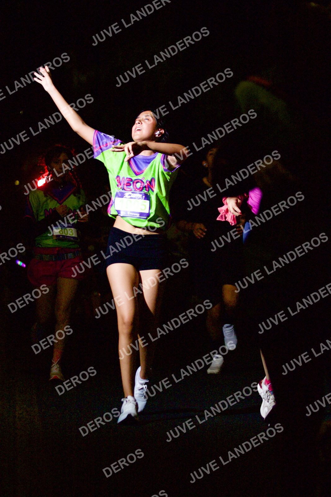 Foto de la Carrera Neón 2026 (Serial Corramos Zapopan) en Parque de las Niñas y los Niños, Blvd. Panamericano 430, Zapopan a las 20:18 · dorsal 803, 1905