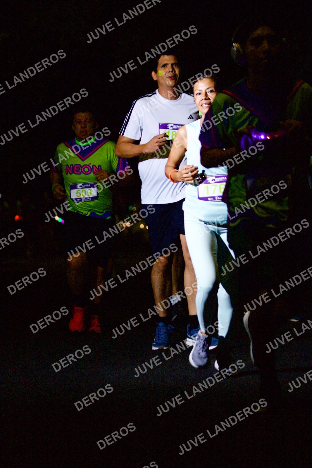 Foto de la Carrera Neón 2026 (Serial Corramos Zapopan) en Parque de las Niñas y los Niños, Blvd. Panamericano 430, Zapopan a las 20:12 · dorsal 509, 176, 18
