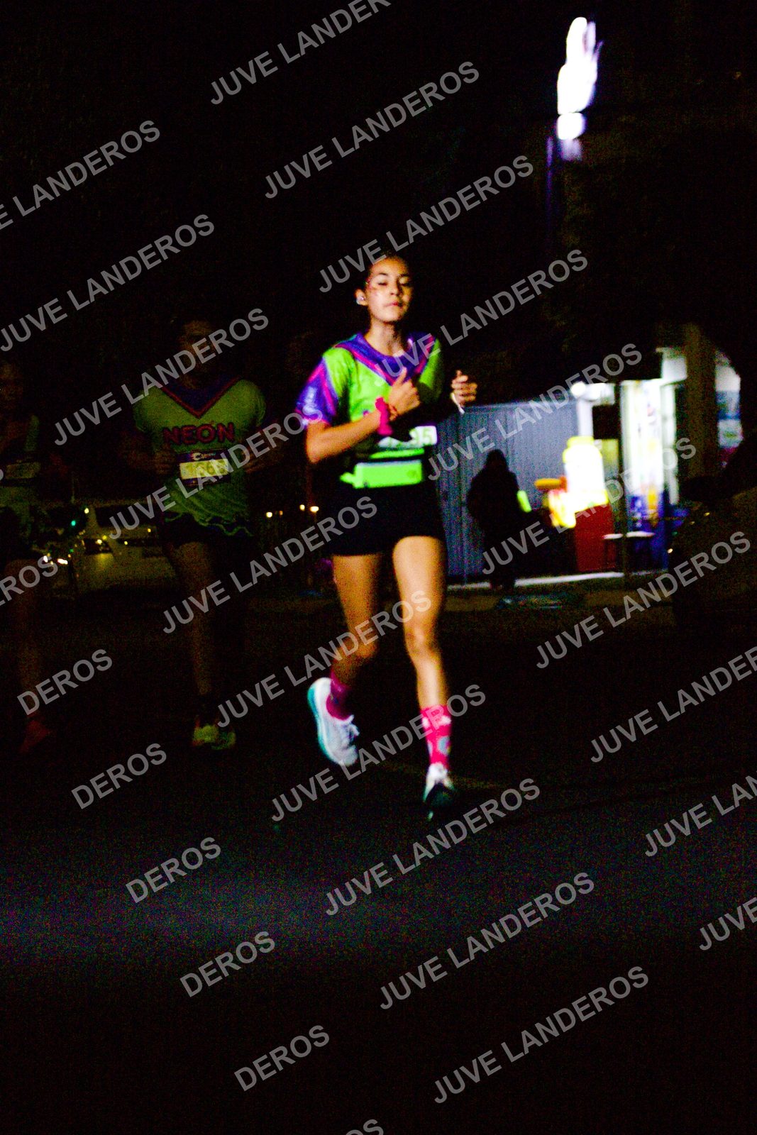 Foto de la Carrera Neón 2026 (Serial Corramos Zapopan) en Parque de las Niñas y los Niños, Blvd. Panamericano 430, Zapopan a las 20:12 · dorsal 1665