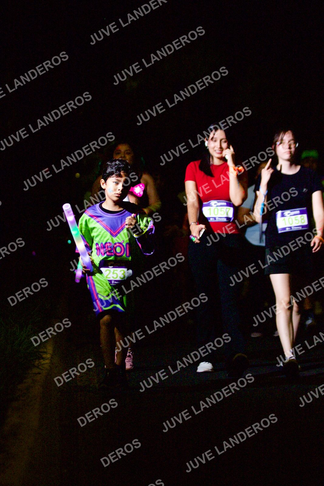 Foto de la Carrera Neón 2026 (Serial Corramos Zapopan) en Parque de las Niñas y los Niños, Blvd. Panamericano 430, Zapopan a las 20:21 · dorsal 253, 1058, 1057