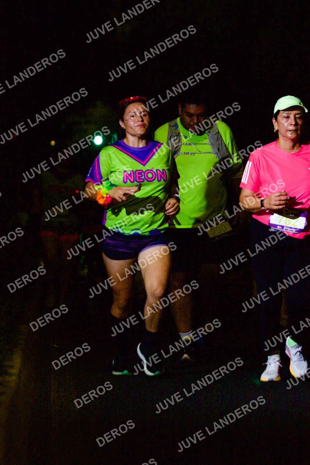 Foto de la Carrera Neón 2026 (Serial Corramos Zapopan) en Parque de las Niñas y los Niños, Blvd. Panamericano 430, Zapopan a las 20:17 · dorsal 290, 782