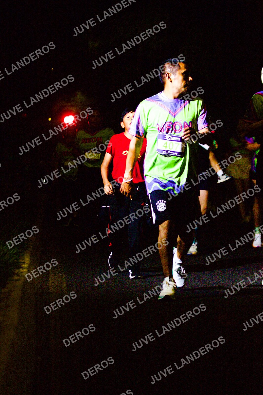 Foto de la Carrera Neón 2026 (Serial Corramos Zapopan) en Parque de las Niñas y los Niños, Blvd. Panamericano 430, Zapopan a las 20:19 · dorsal 407, 1949