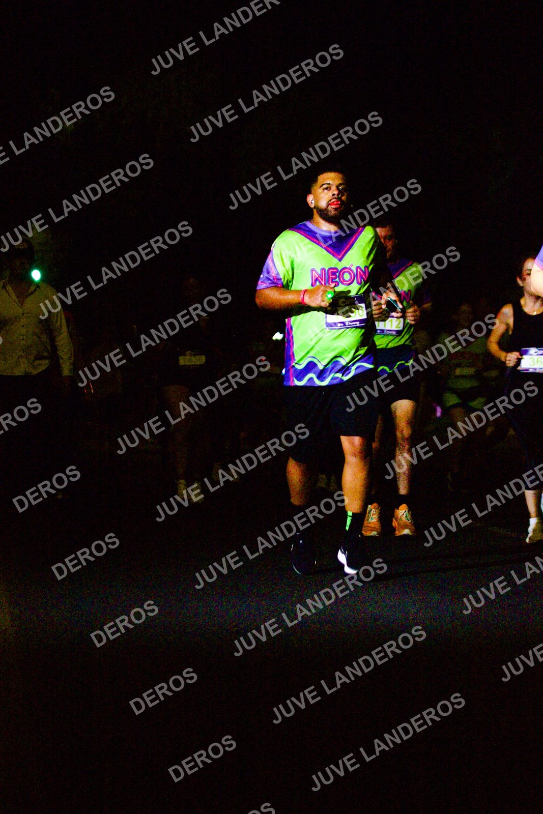 Foto de la Carrera Neón 2026 (Serial Corramos Zapopan) en Parque de las Niñas y los Niños, Blvd. Panamericano 430, Zapopan a las 20:14 · dorsal 36