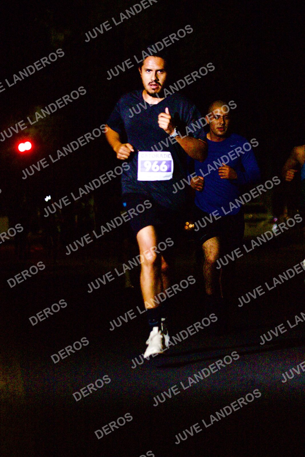 Foto de la Carrera Neón 2026 (Serial Corramos Zapopan) en Parque de las Niñas y los Niños, Blvd. Panamericano 430, Zapopan a las 20:09 · dorsal 966