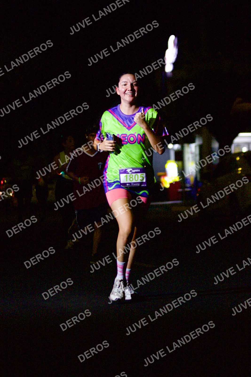 Foto de la Carrera Neón 2026 (Serial Corramos Zapopan) en Parque de las Niñas y los Niños, Blvd. Panamericano 430, Zapopan a las 20:13 · dorsal 1805