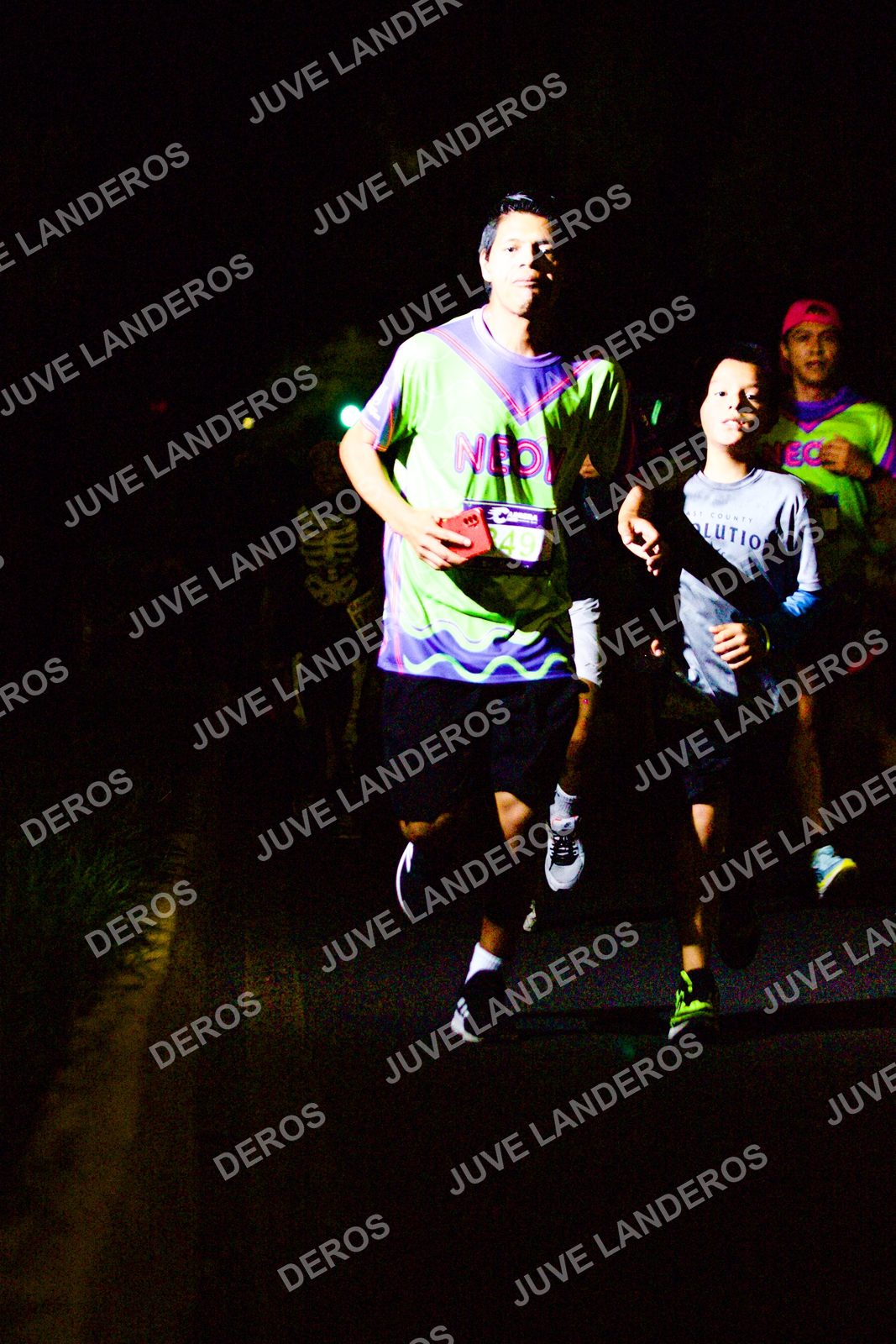 Foto de la Carrera Neón 2026 (Serial Corramos Zapopan) en Parque de las Niñas y los Niños, Blvd. Panamericano 430, Zapopan a las 20:16 · dorsal 49