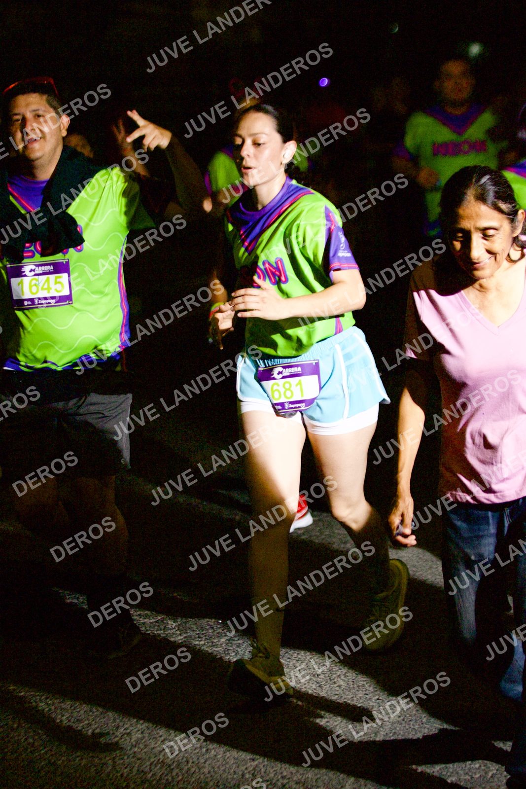 Foto de la Carrera Neón 2026 (Serial Corramos Zapopan) en Parque de las Niñas y los Niños, Blvd. Panamericano 430, Zapopan a las 20:32 · dorsal 681, 1645