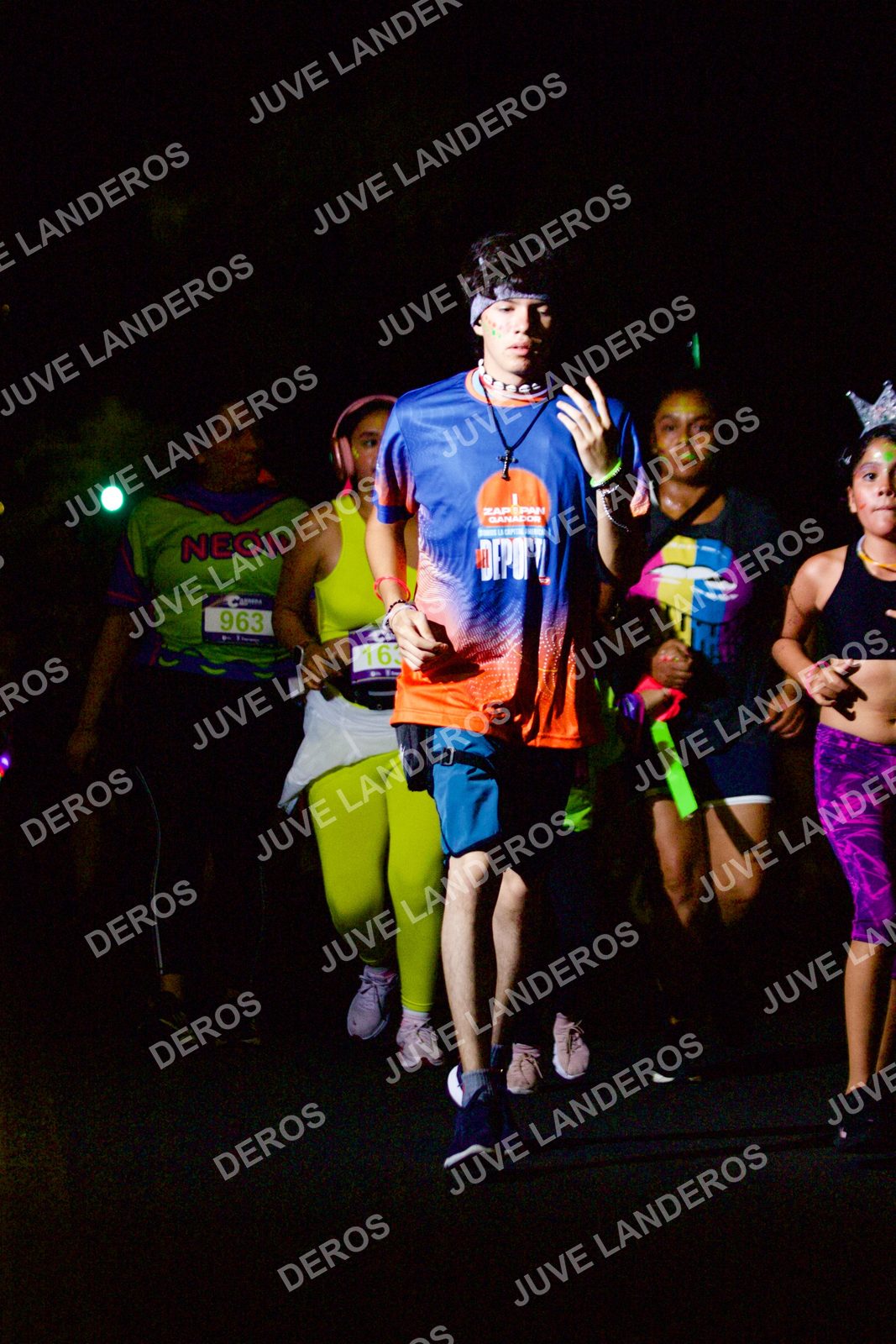 Foto de la Carrera Neón 2026 (Serial Corramos Zapopan) en Parque de las Niñas y los Niños, Blvd. Panamericano 430, Zapopan a las 20:19 · dorsal 963, 16
