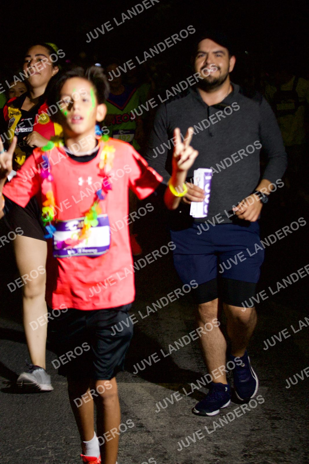 Foto de la Carrera Neón 2026 (Serial Corramos Zapopan) en Parque de las Niñas y los Niños, Blvd. Panamericano 430, Zapopan a las 20:35 · dorsal 492