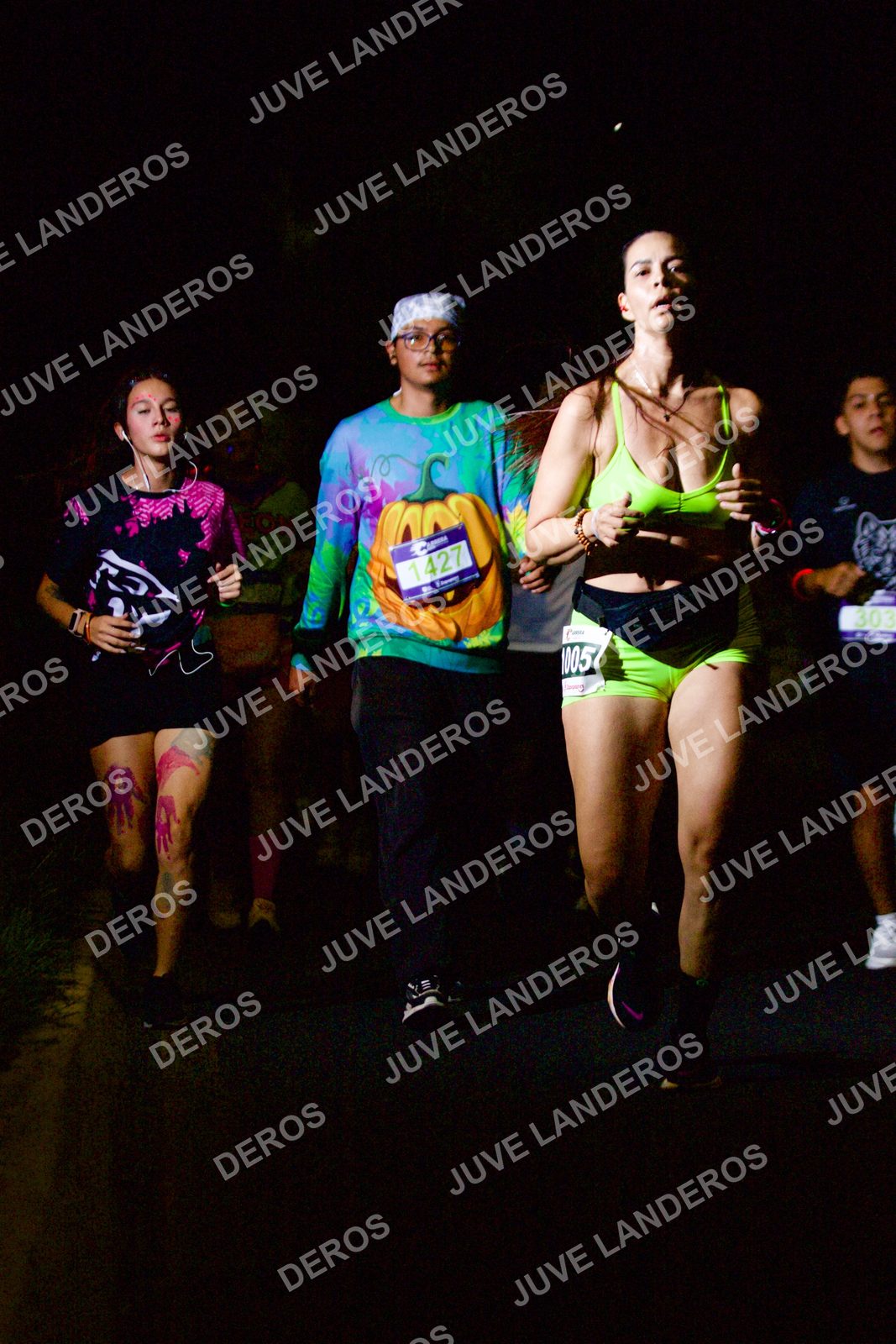 Foto de la Carrera Neón 2026 (Serial Corramos Zapopan) en Parque de las Niñas y los Niños, Blvd. Panamericano 430, Zapopan a las 20:13 · dorsal 1005, 303, 1427