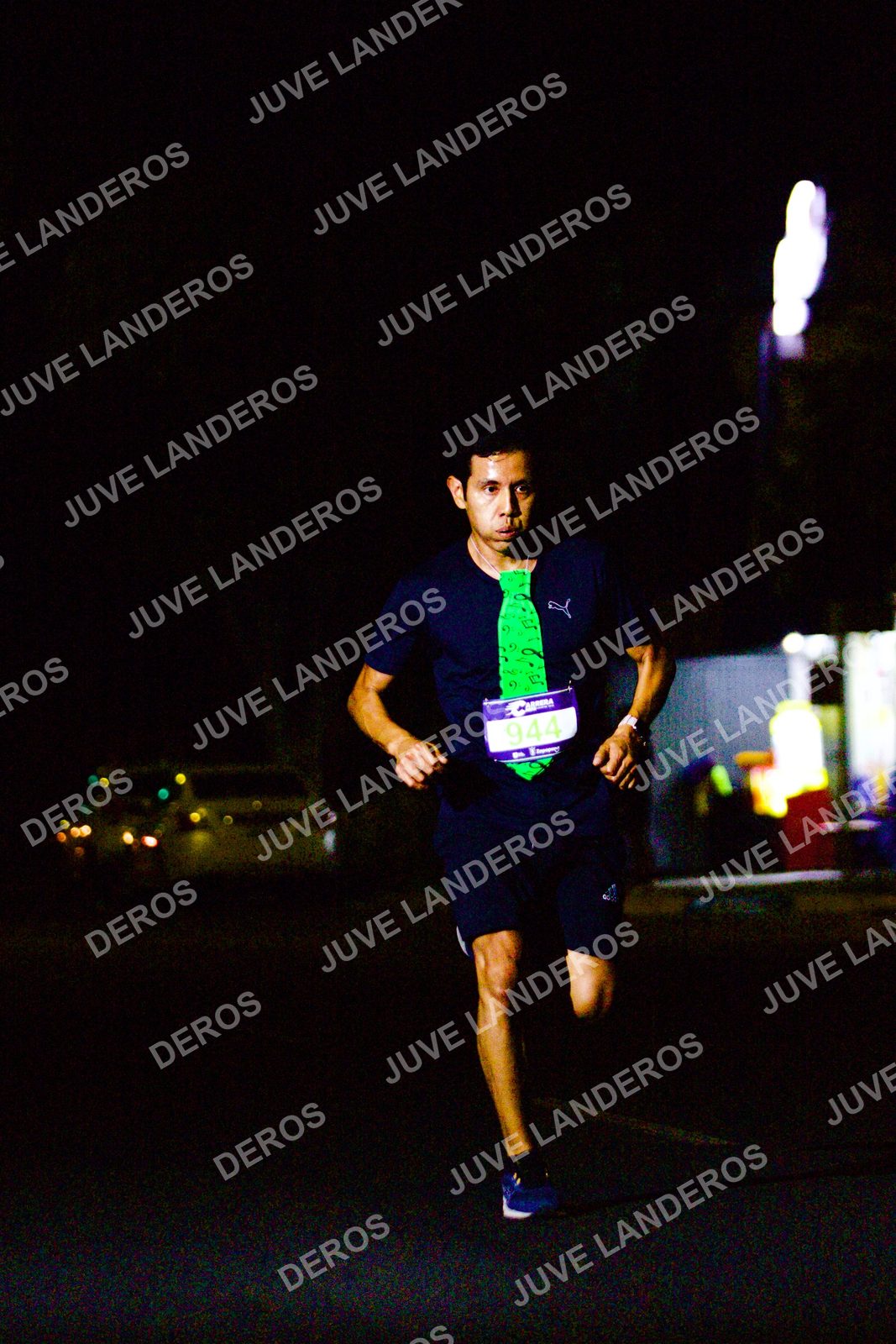 Foto de la Carrera Neón 2026 (Serial Corramos Zapopan) en Parque de las Niñas y los Niños, Blvd. Panamericano 430, Zapopan a las 20:08 · dorsal 944