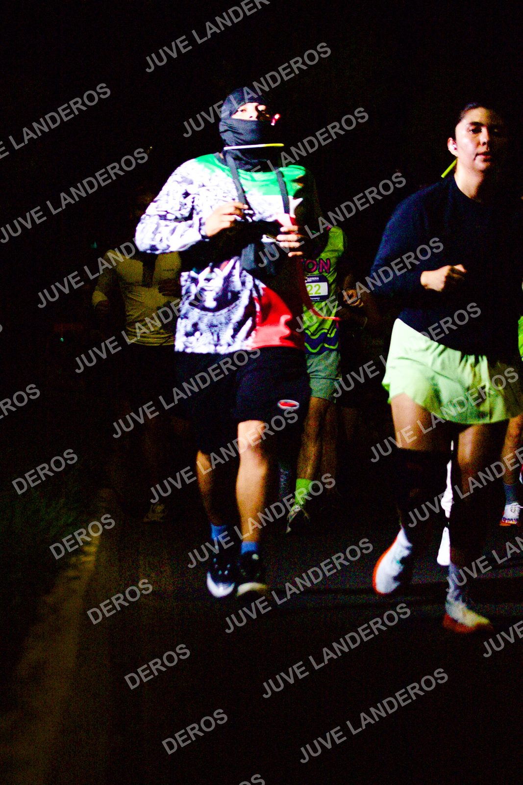 Foto de la Carrera Neón 2026 (Serial Corramos Zapopan) en Parque de las Niñas y los Niños, Blvd. Panamericano 430, Zapopan a las 20:16 · dorsal 22