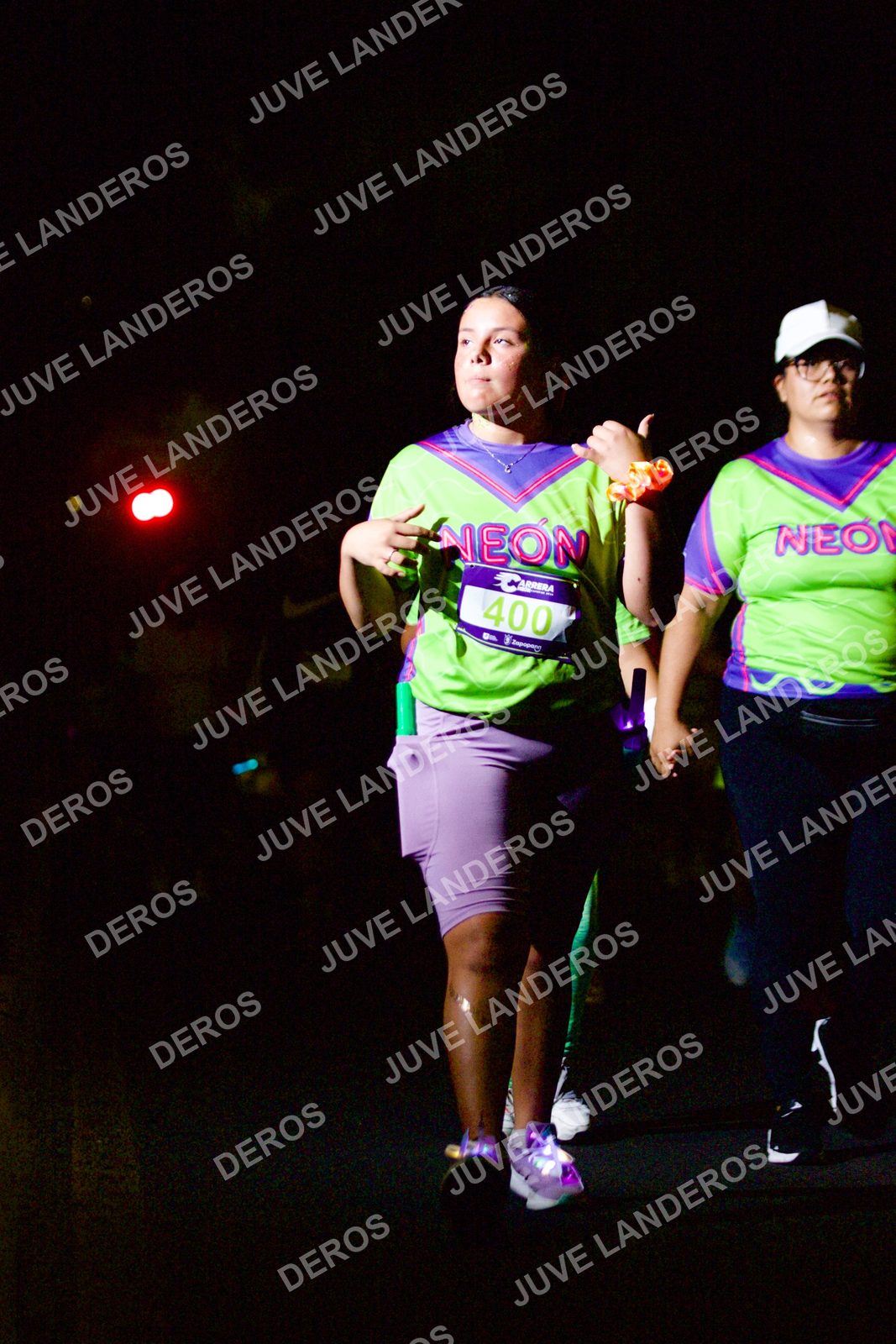 Foto de la Carrera Neón 2026 (Serial Corramos Zapopan) en Parque de las Niñas y los Niños, Blvd. Panamericano 430, Zapopan a las 20:22 · dorsal 400