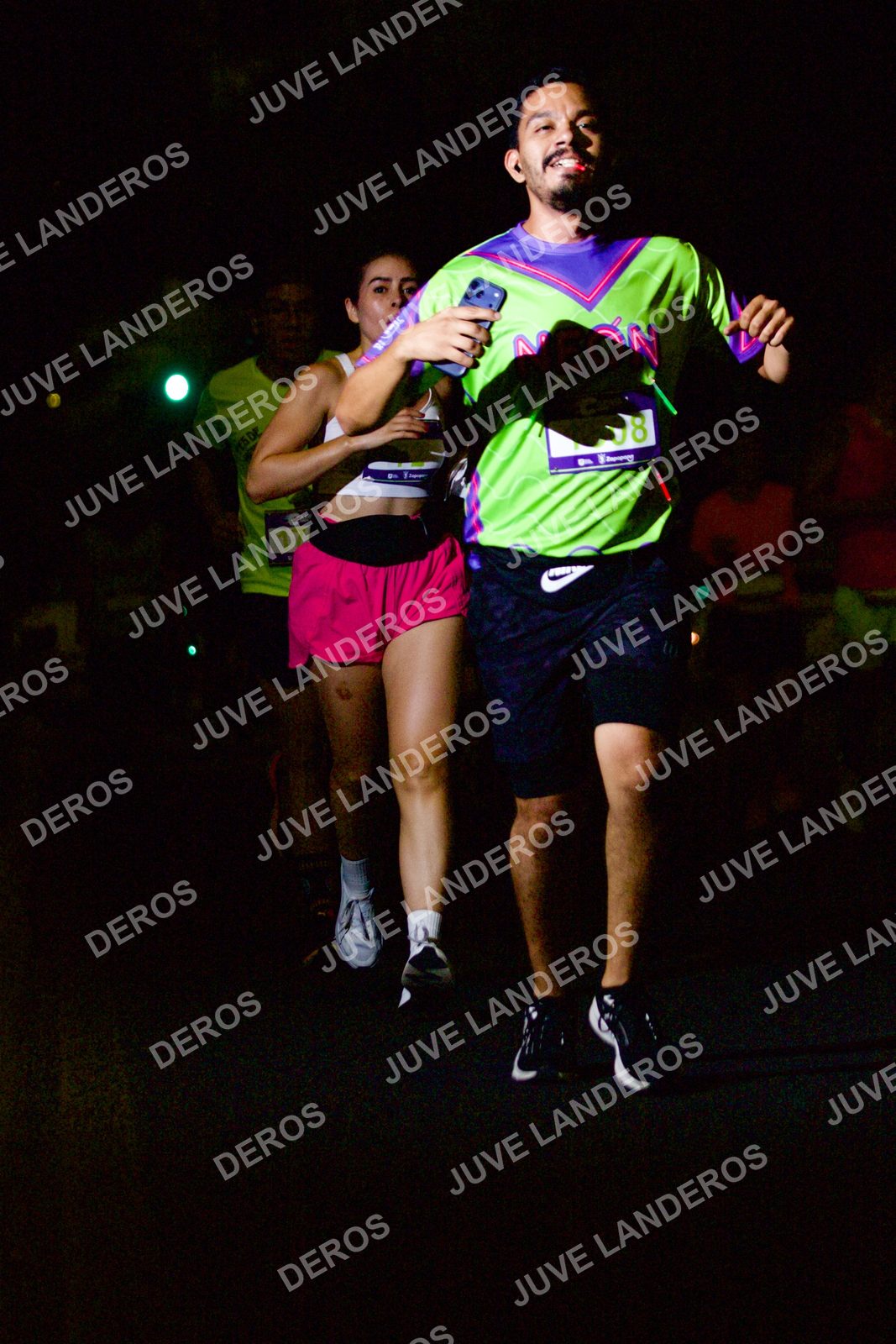 Foto de la Carrera Neón 2026 (Serial Corramos Zapopan) en Parque de las Niñas y los Niños, Blvd. Panamericano 430, Zapopan a las 20:12 · dorsal 17