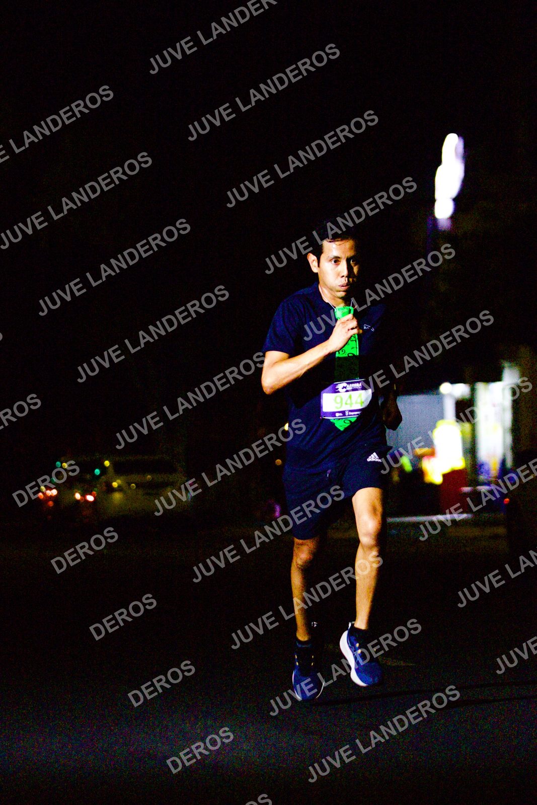 Foto de la Carrera Neón 2026 (Serial Corramos Zapopan) en Parque de las Niñas y los Niños, Blvd. Panamericano 430, Zapopan a las 20:08 · dorsal 944