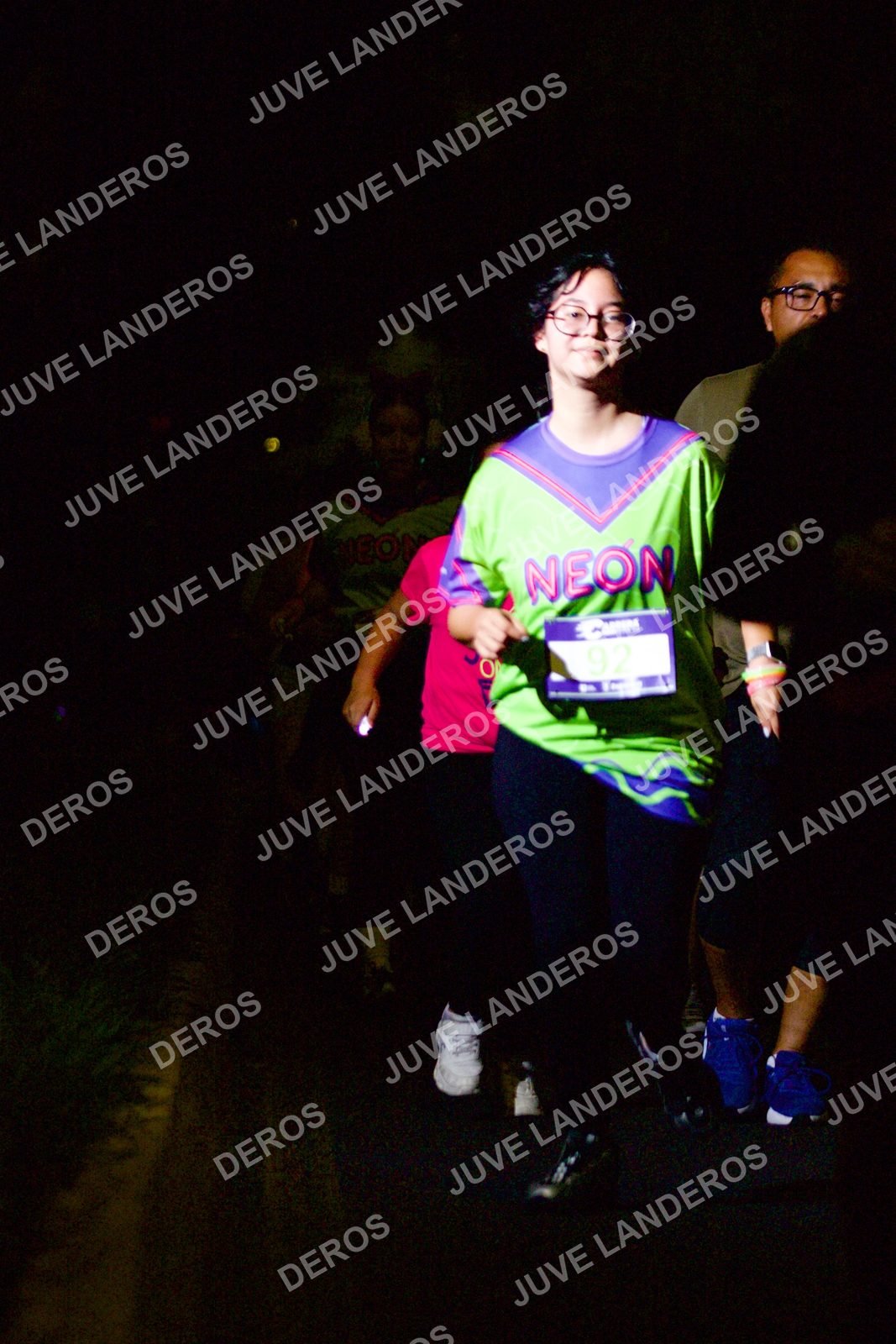 Foto de la Carrera Neón 2026 (Serial Corramos Zapopan) en Parque de las Niñas y los Niños, Blvd. Panamericano 430, Zapopan a las 20:19 · dorsal 92