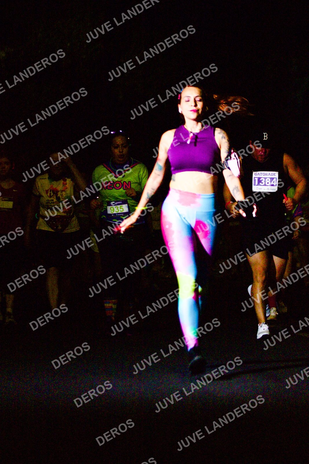 Foto de la Carrera Neón 2026 (Serial Corramos Zapopan) en Parque de las Niñas y los Niños, Blvd. Panamericano 430, Zapopan a las 20:20 · dorsal 1384, 935