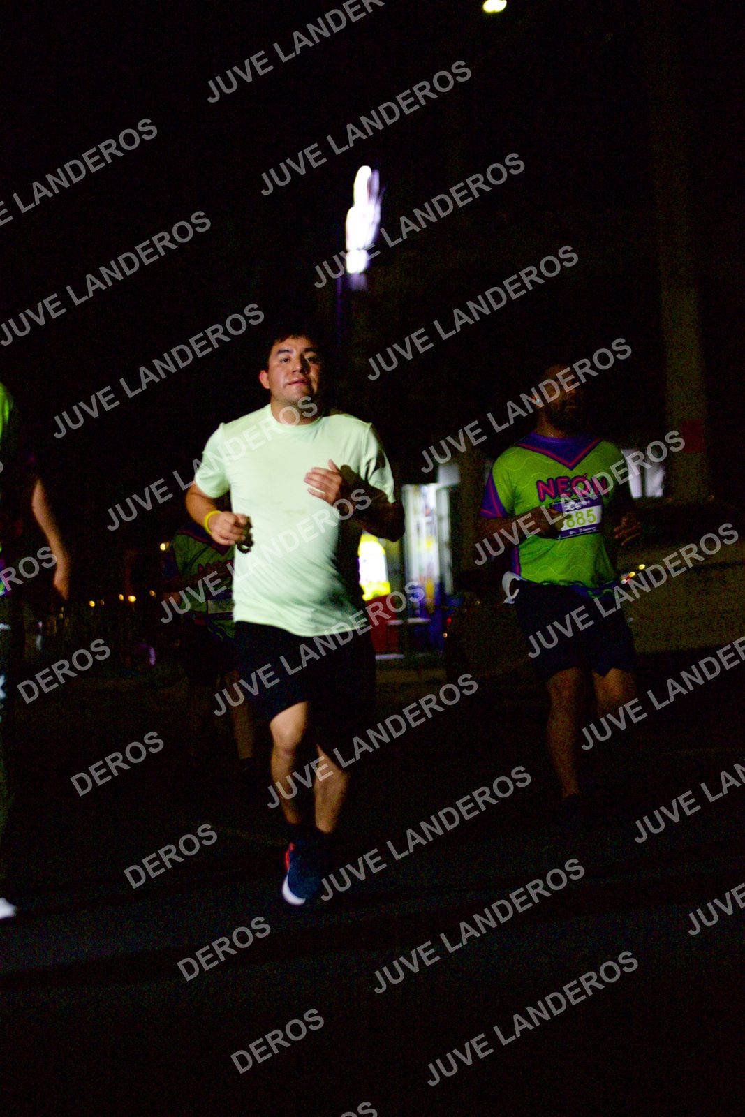 Foto de la Carrera Neón 2026 (Serial Corramos Zapopan) en Parque de las Niñas y los Niños, Blvd. Panamericano 430, Zapopan a las 20:13 · dorsal 885