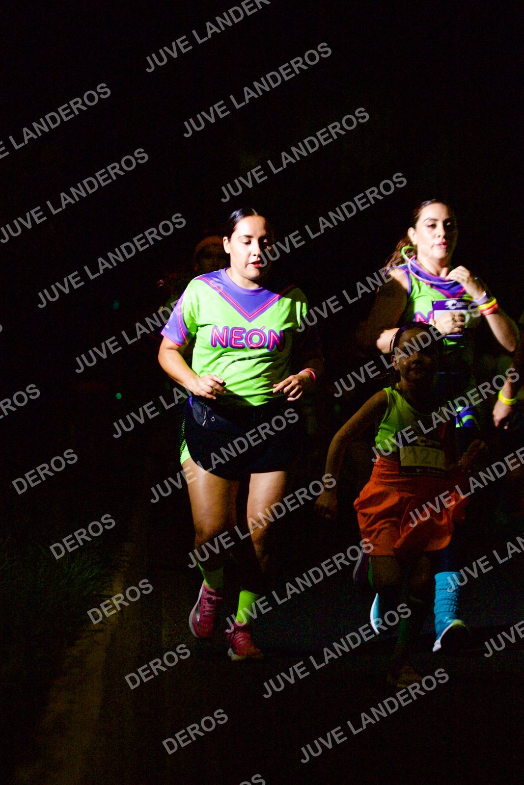 Foto de la Carrera Neón 2026 (Serial Corramos Zapopan) en Parque de las Niñas y los Niños, Blvd. Panamericano 430, Zapopan a las 20:20