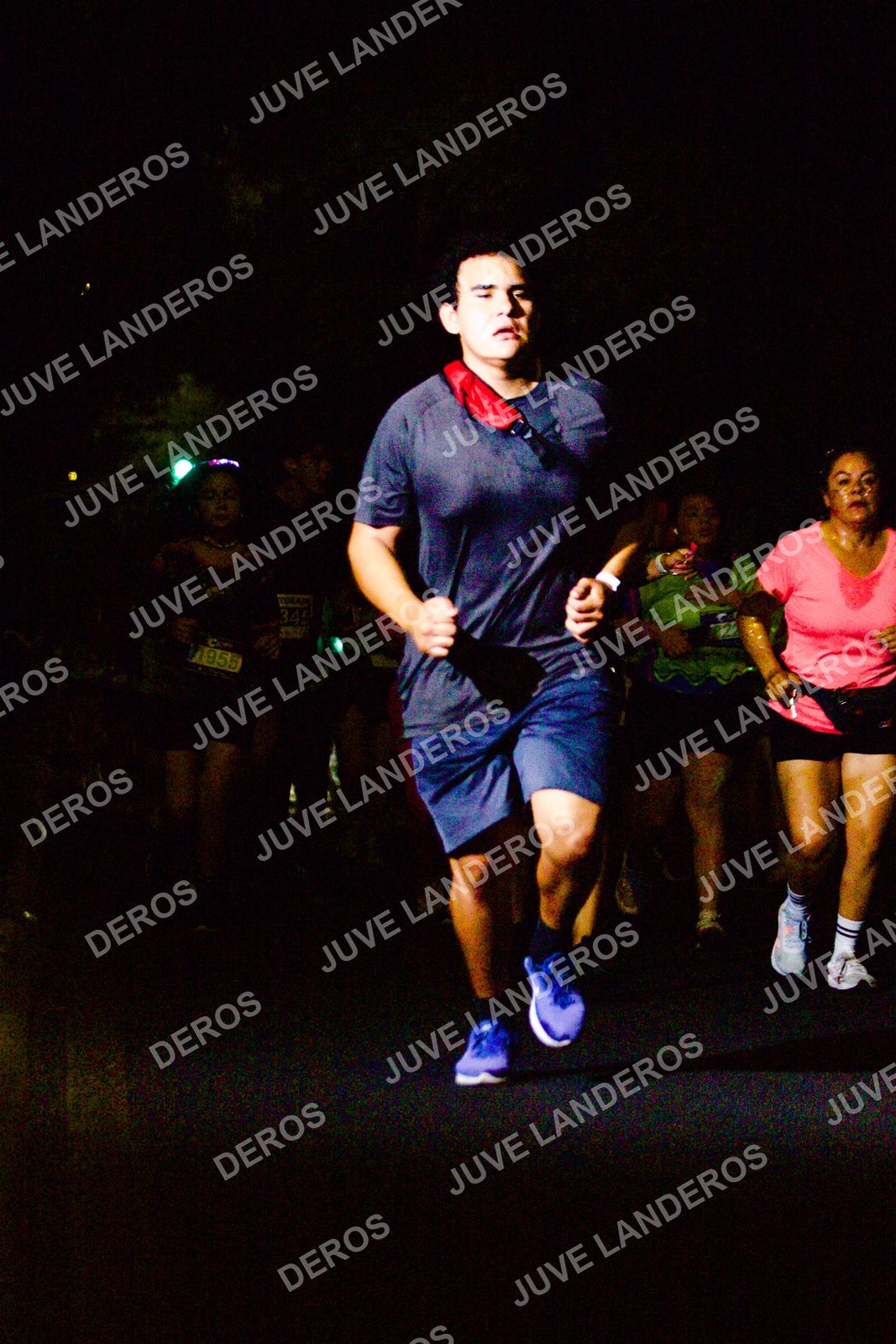 Foto de la Carrera Neón 2026 (Serial Corramos Zapopan) en Parque de las Niñas y los Niños, Blvd. Panamericano 430, Zapopan a las 20:18 · dorsal 34