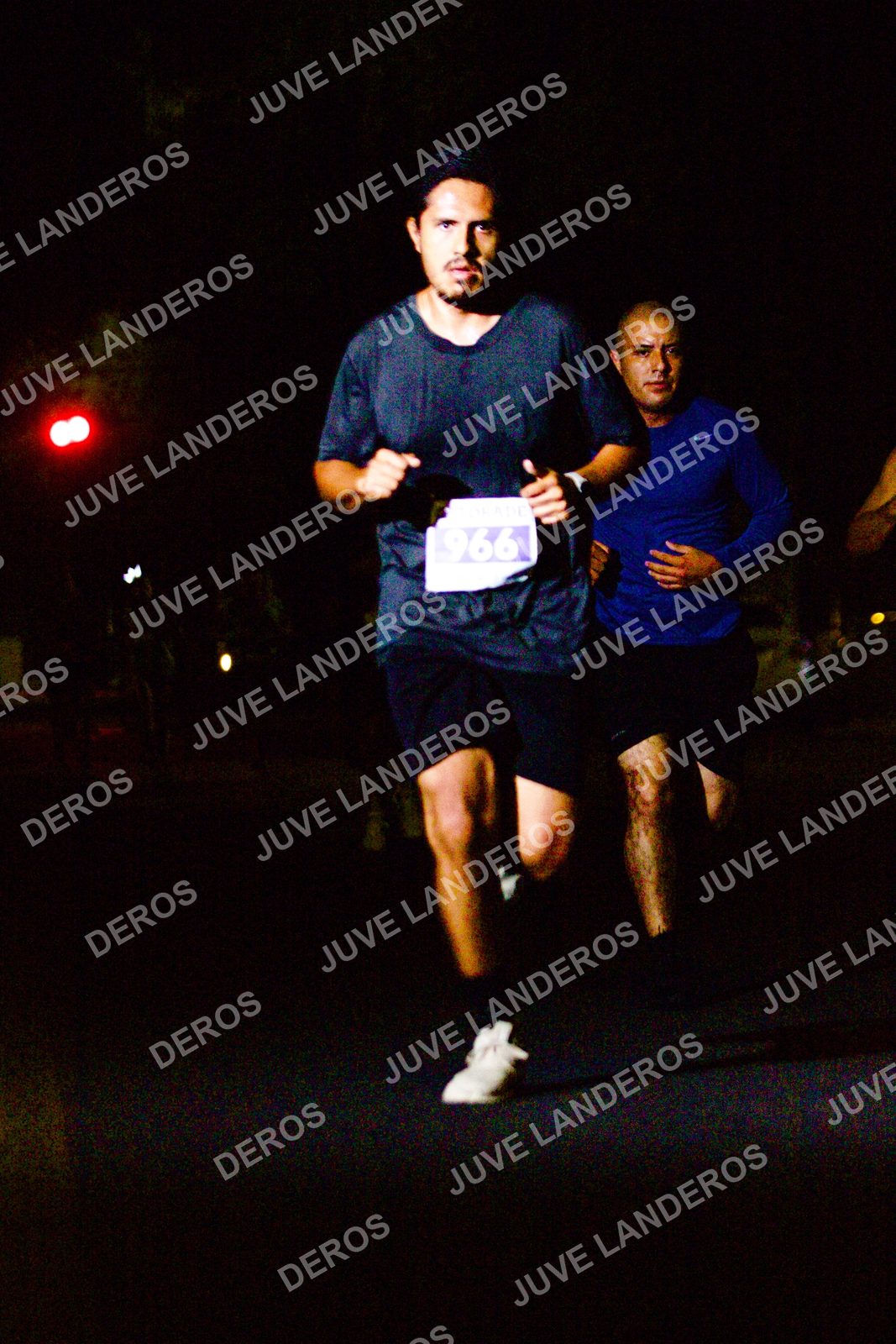 Foto de la Carrera Neón 2026 (Serial Corramos Zapopan) en Parque de las Niñas y los Niños, Blvd. Panamericano 430, Zapopan a las 20:09 · dorsal 966