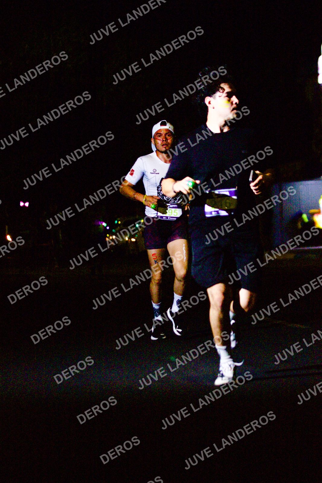 Foto de la Carrera Neón 2026 (Serial Corramos Zapopan) en Parque de las Niñas y los Niños, Blvd. Panamericano 430, Zapopan a las 20:10 · dorsal 95