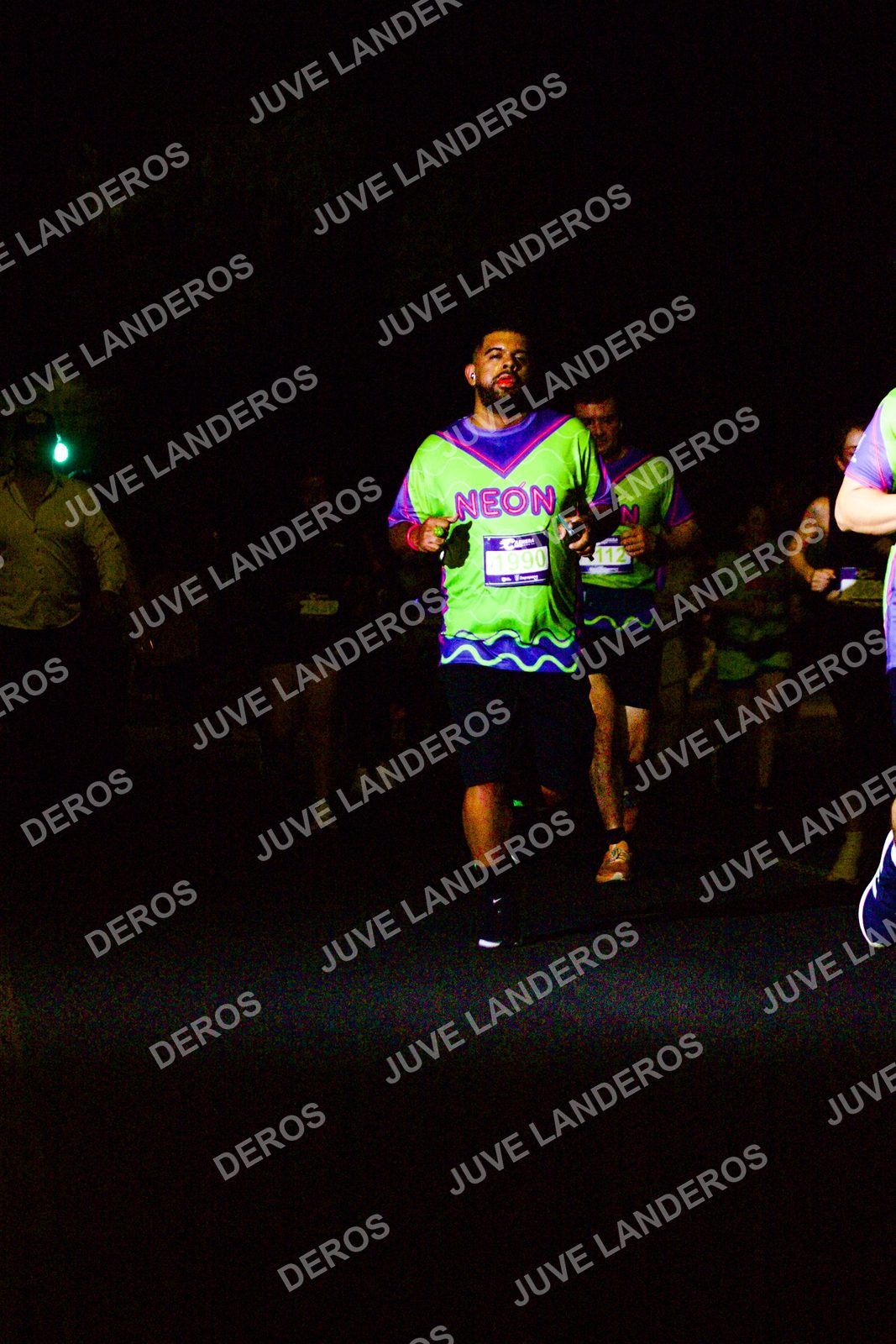 Foto de la Carrera Neón 2026 (Serial Corramos Zapopan) en Parque de las Niñas y los Niños, Blvd. Panamericano 430, Zapopan a las 20:14 · dorsal 990